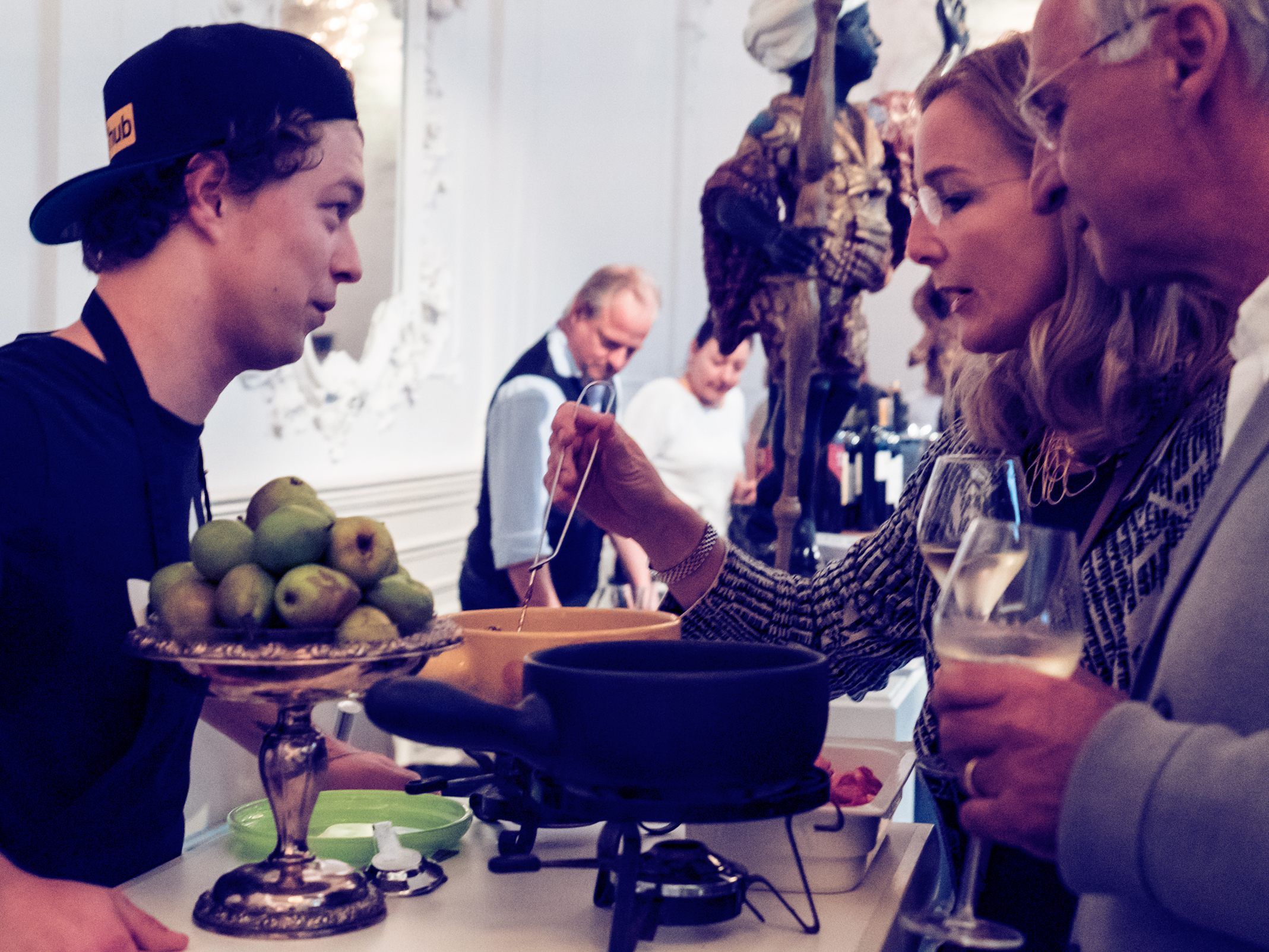 Verkosten und bewerten heißt es beim 3. Käse-Fondue-Battle in Wien. Verkosten und bewerten heißt es beim 3. Käse-Fondue-Battle in Wien.