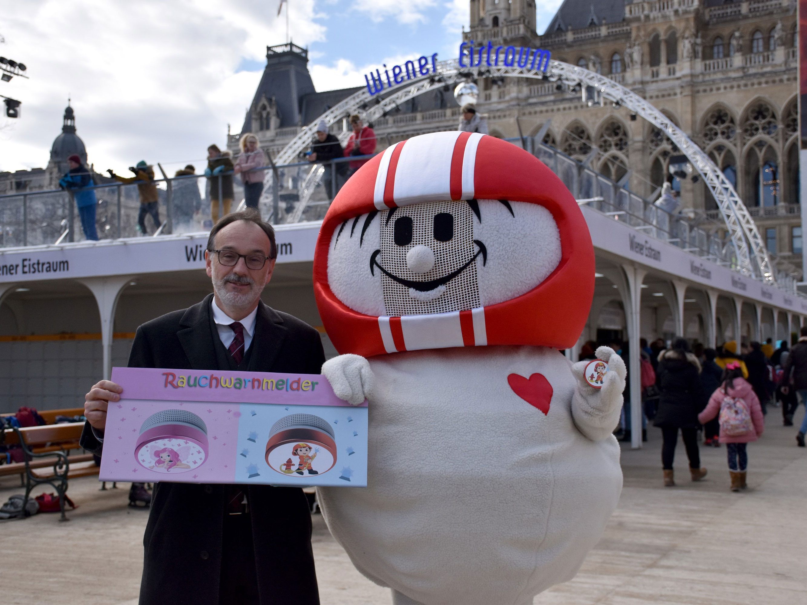 Helmi erinnert mit einer Rauchwarnmelder-Verteilaktion an die Gefahr von Wohnungsbränden