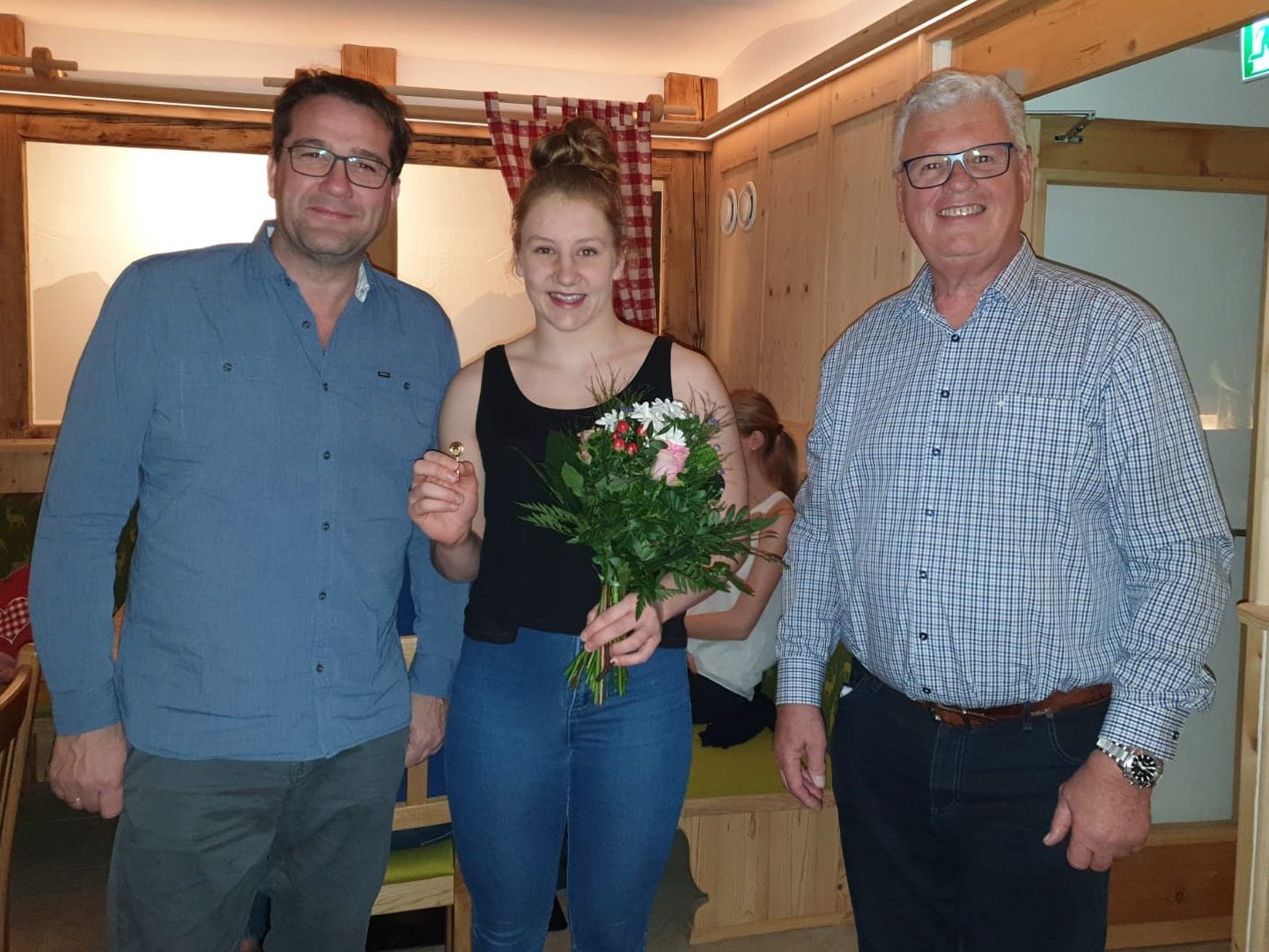Anna-Lena Schuchter mit Obmann Walter Schörkl und Trainer Thomas Wolf