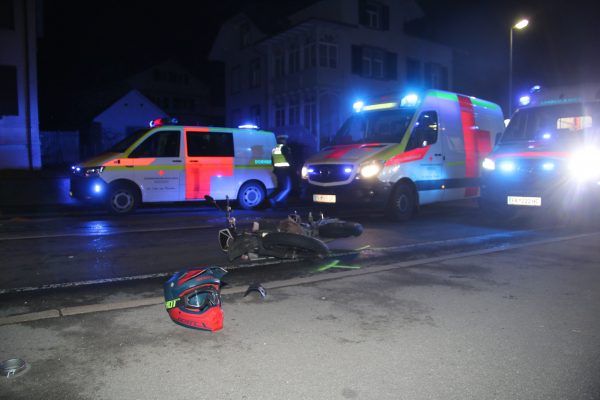 Moped kollidiert mit Pkw: Zwei Jugendliche verletzt