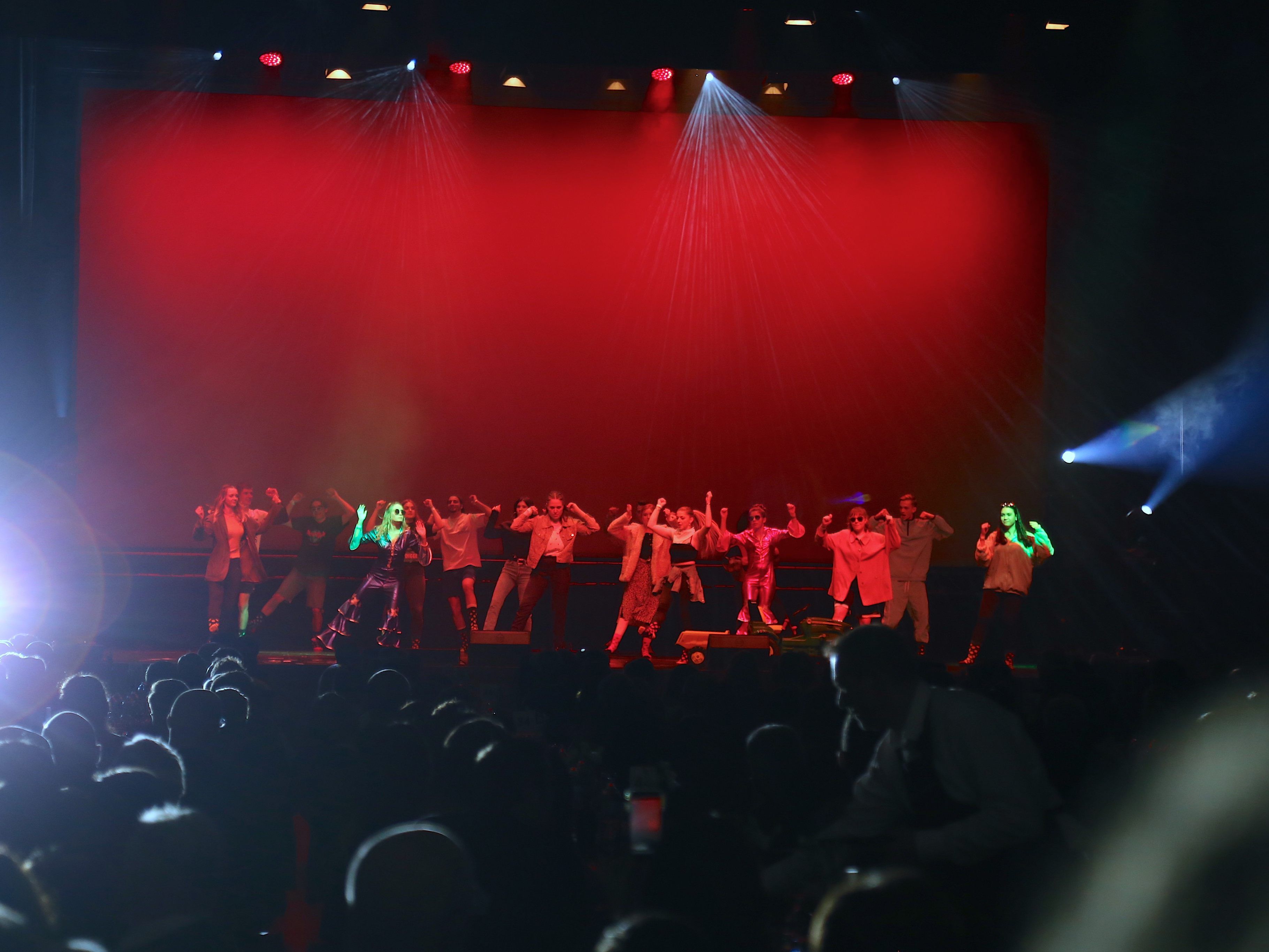 Viel Show und Tanz auf der Montforthaus-Bühne. Viel Show und Tanz auf der Montforthaus-Bühne.