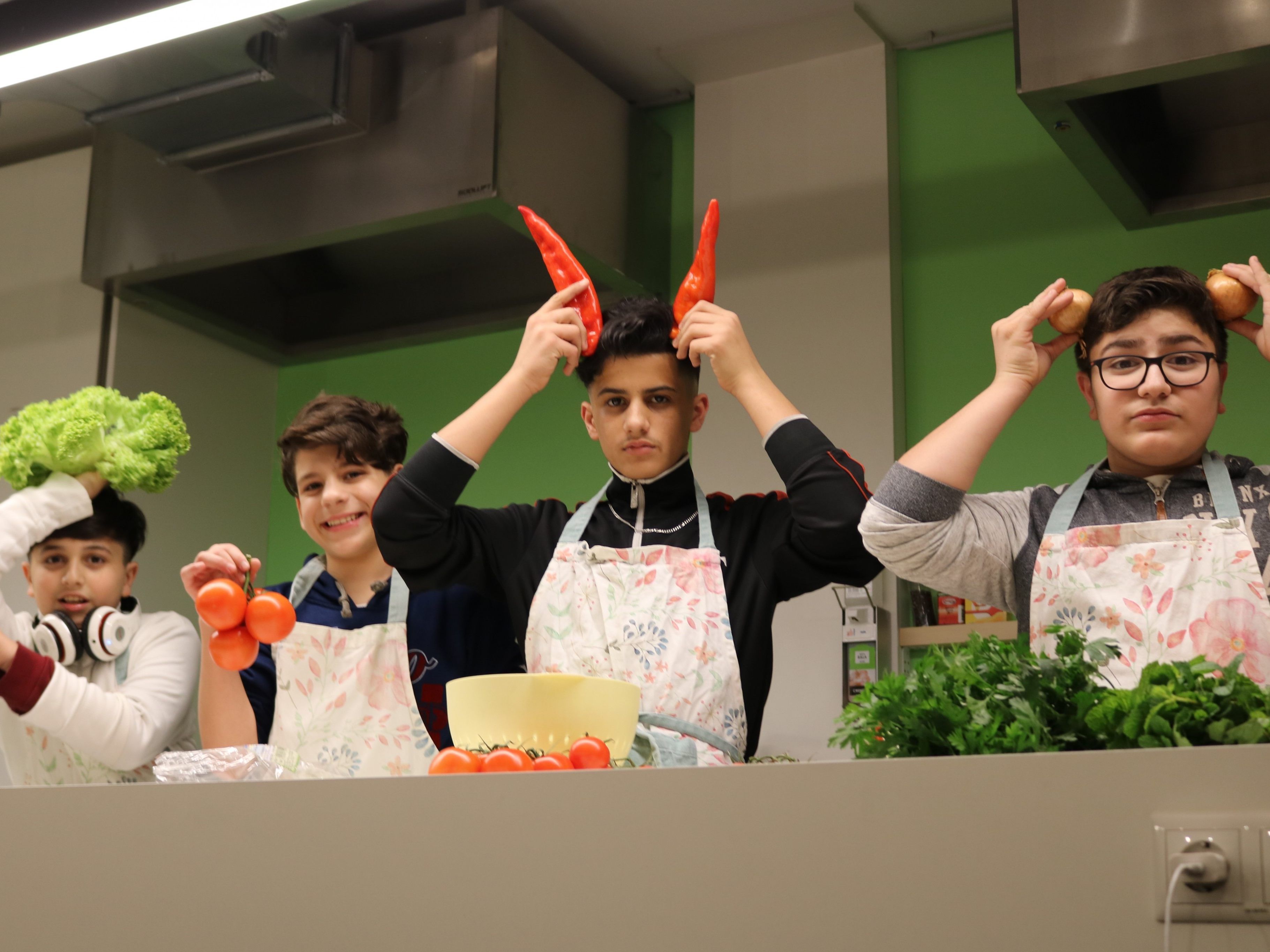 Jugendliche beim Kochen