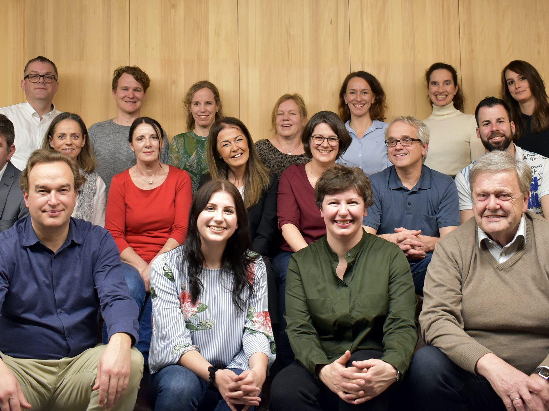 "Wir in Röthis"-Kandidaten, jeweils v.li.: 1. Reihe: Christian Schmölz, Lena Nigsch, Gudrun Sturn, Heinz Werner Blum. 2. Reihe: Gerhard Kilga, Karin Steber, Astrid Nigsch-Schneidtinger, Nena (Snežana) Kilga, Petra Feurstein, Wolfgang Eichinger, Markus Pöll. 3. Reihe: Joachim Hagleitner, Thomas Krobath, Margarete Wehinger, Margit Weiskopf, Christa Kern, Barbara Schmölz, Christina Hillebrand. Nicht am Bild: Annika Ebenhoch, Markus Mähr, Elisabeth Liebl.