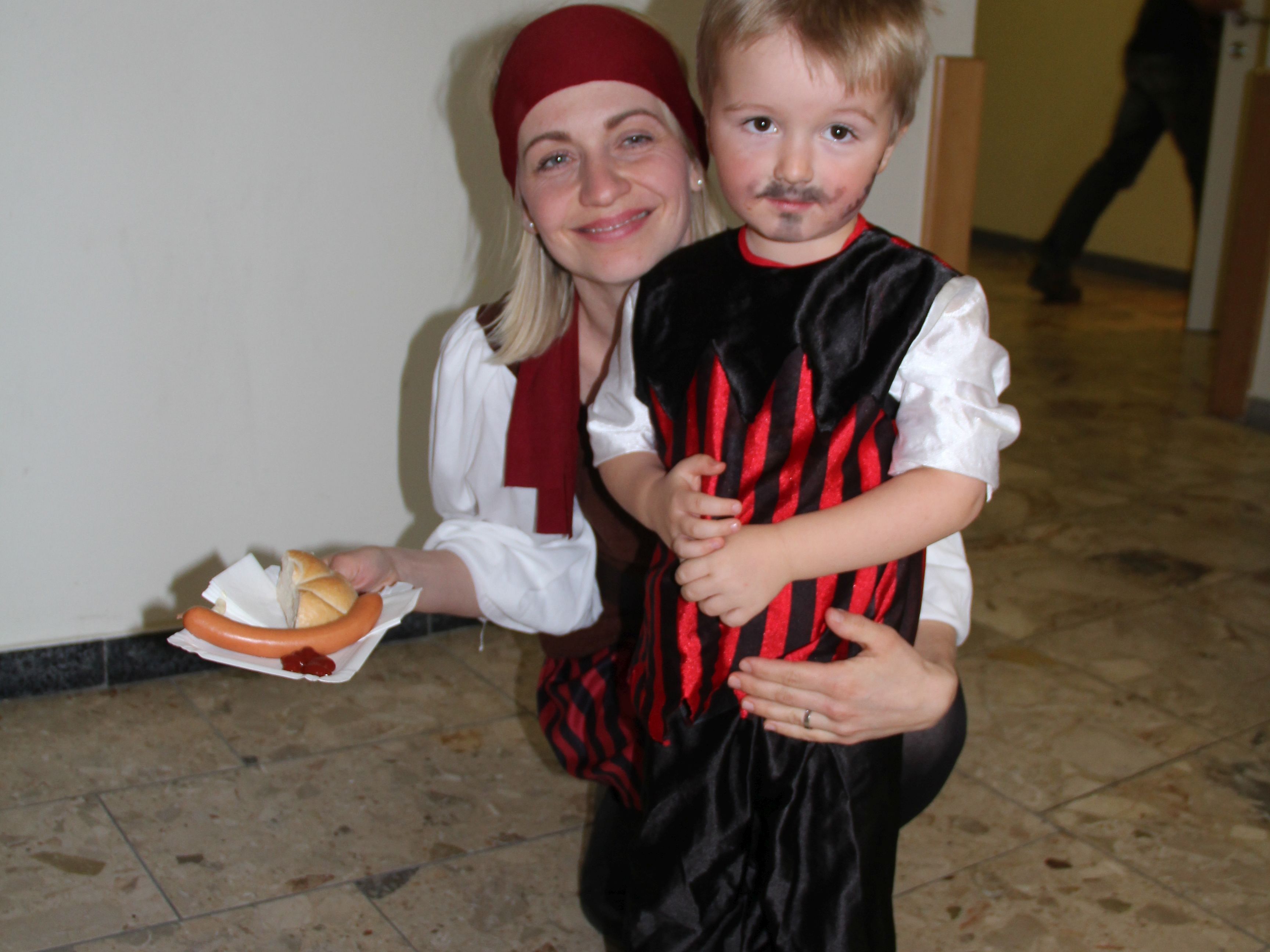 Auch Piraten wie Arthur mit Mama Marion haben manchmal Hunger