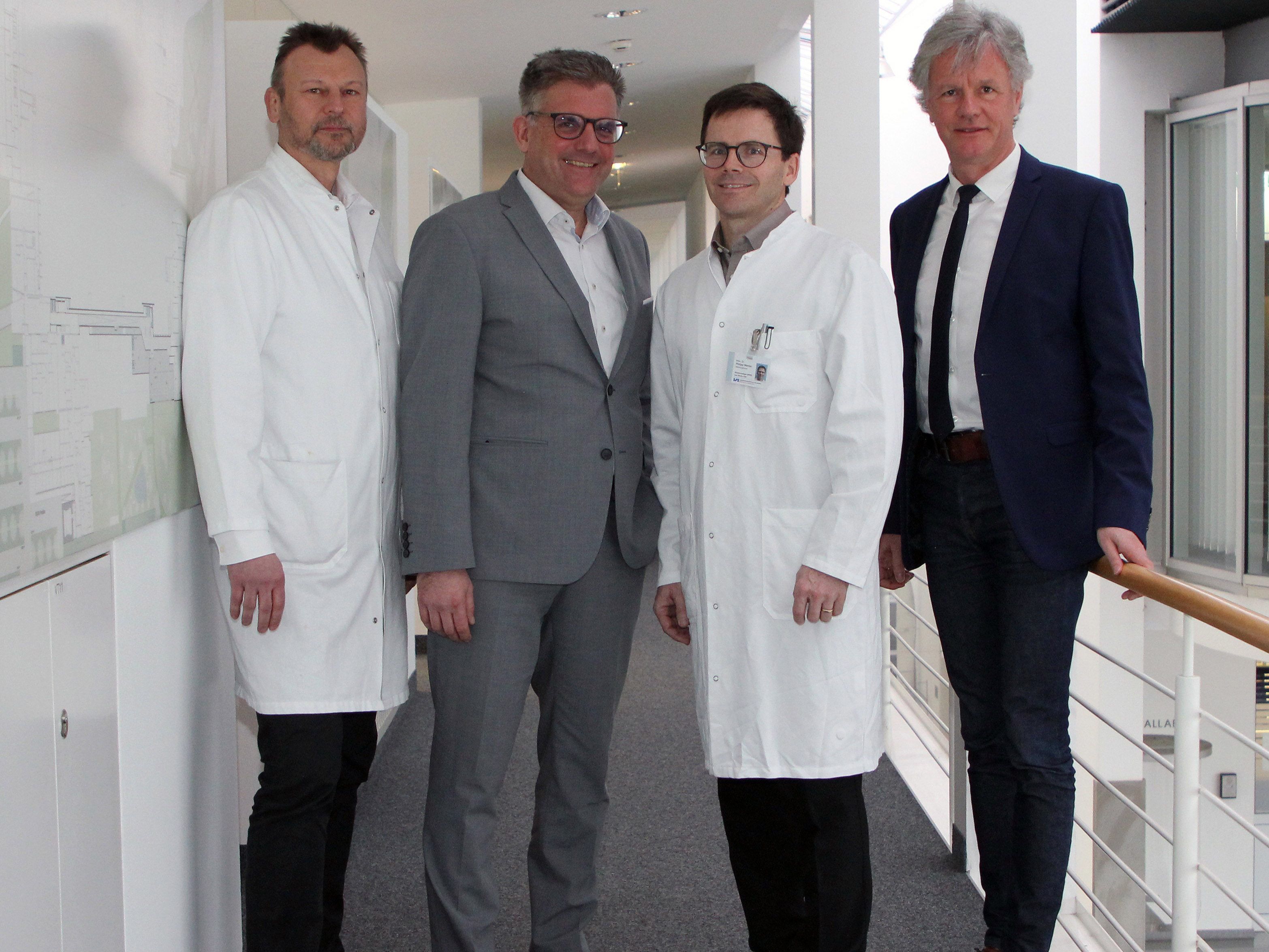 Die Geschäftsführung der Vlbg. Krankenhaus-Betriebsgesellschaft und das Personalmanagement gratulieren Prim. Dr. Philipp Werner zur verantwortungsvollen Aufgabe der Leitung der Schwerpunktabteilung für Neurologie. (v.l. KHBG-GF Dir. Prim. Dr. Peter Fraunberger, HR-Management Dr. Andreas Stieger, Prim. Dr. Philipp Werner, KHBG-GF Dir. Dr. Gerald Fleisch) Die Geschäftsführung der Vlbg. Krankenhaus-Betriebsgesellschaft und das Personalmanagement gratulieren Prim. Dr. Philipp Werner zur verantwortungsvollen Aufgabe der Leitung der Schwerpunktabteilung für Neurologie. (v.l. KHBG-GF Dir. Prim. Dr. Peter Fraunberger, HR-Management Dr. Andreas Stieger, Prim. Dr. Philipp Werner, KHBG-GF Dir. Dr. Gerald Fleisch)