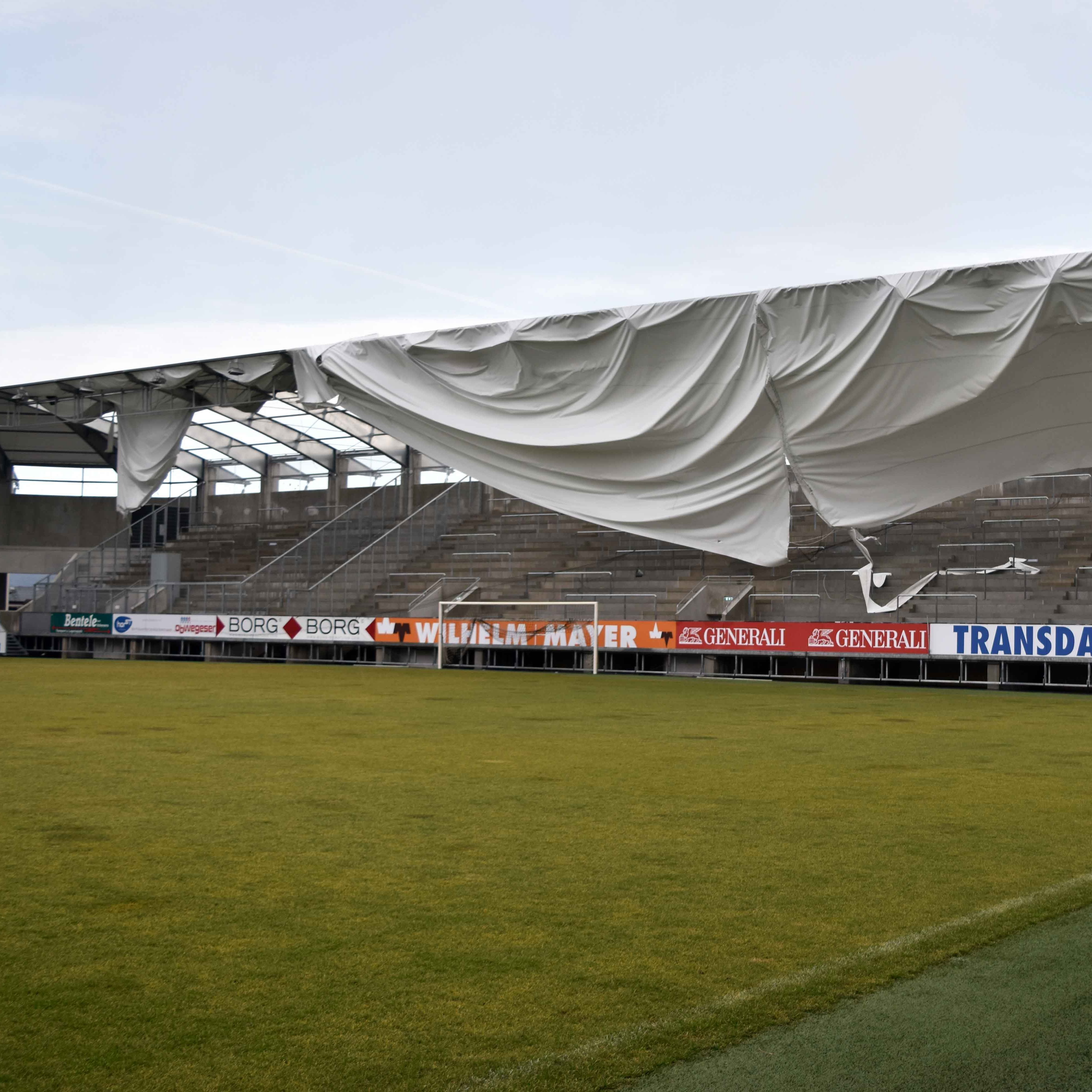 Aktuell wird das Dach bereits inspiziert und mit den Reparaturarbeiten begonnen.