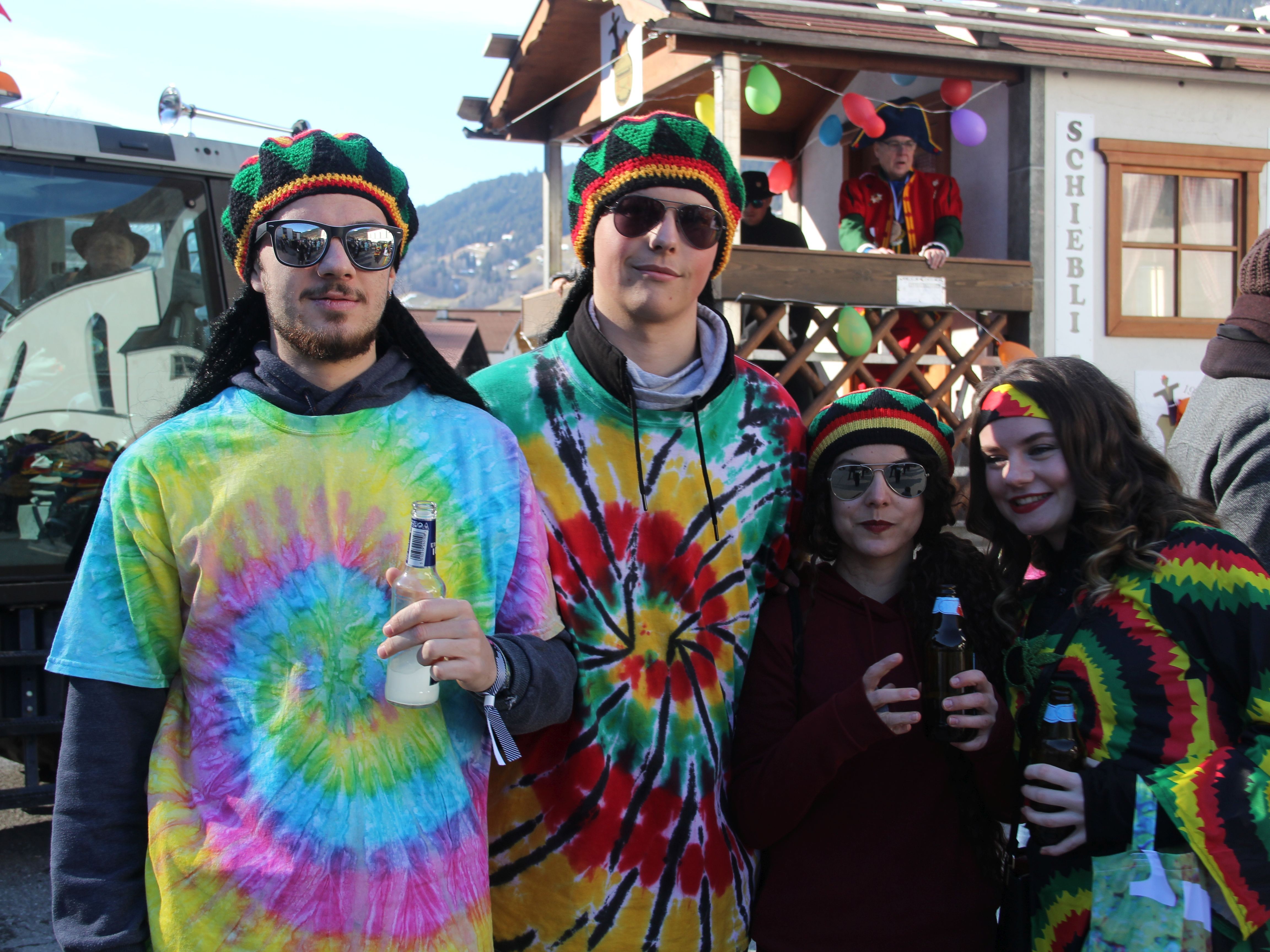 Hippies unter sich: Samuel, Lucas, Vanessa und Tabatha Hippies unter sich: Samuel, Lucas, Vanessa und Tabatha