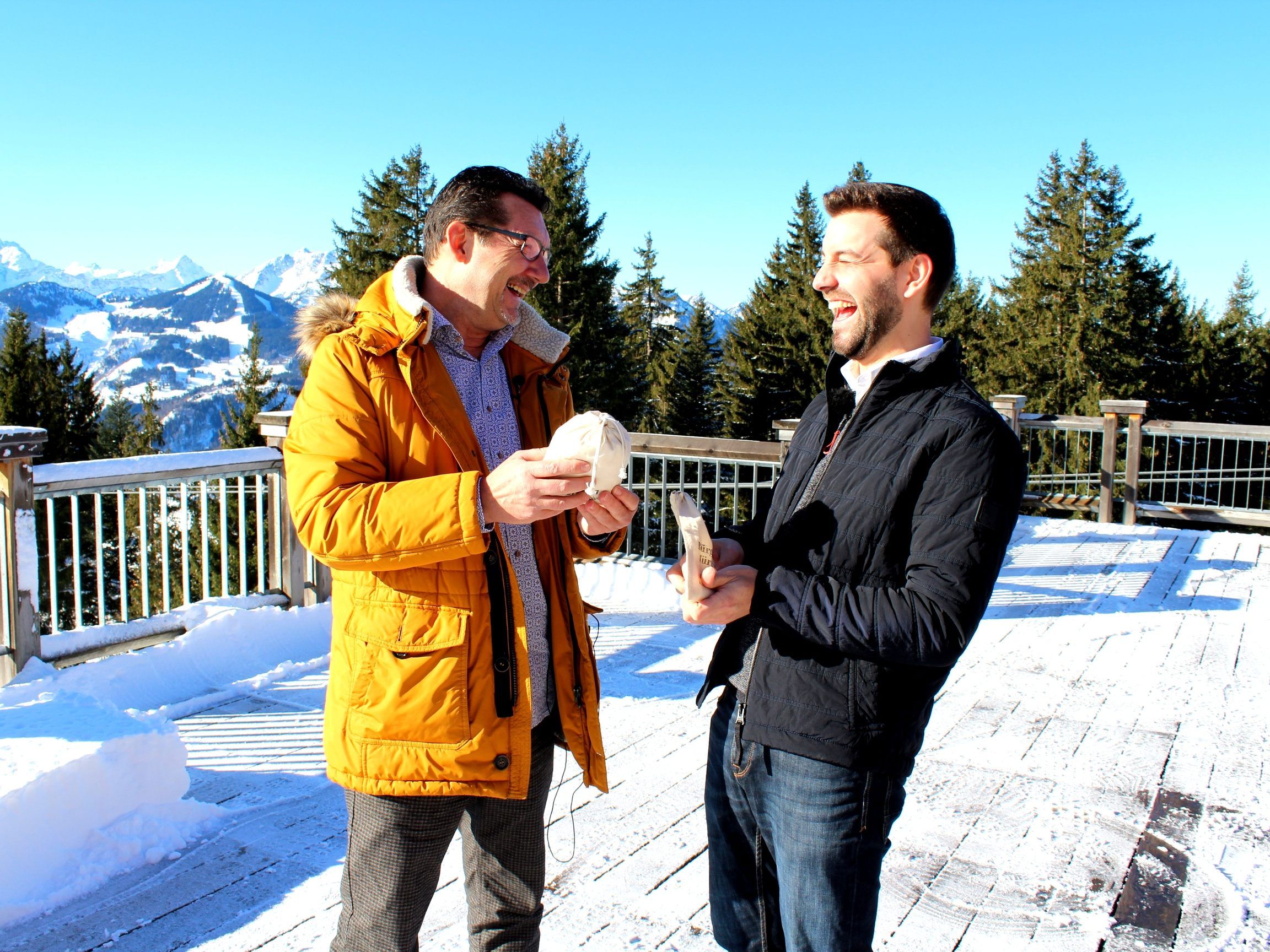 Bürgermeisterkandidat Simon Tschann gondelt mit andreas Seeburger auf den Muttersberg und stellt sich vor