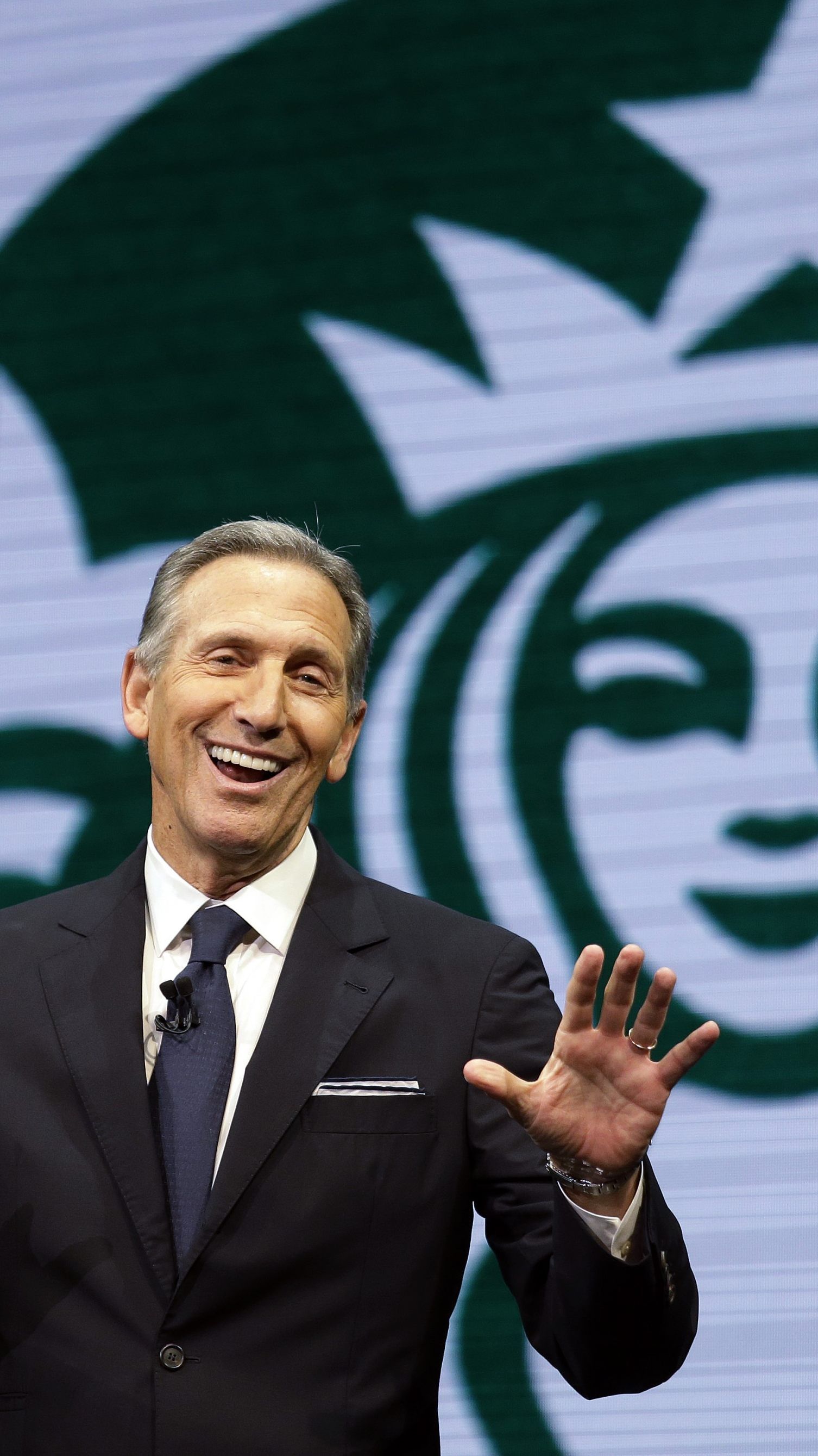 Einzelne Unternehmen wie Starbucks (im Bild Starbucks-CEO Howard Schultz) zahlen in Österreich de facto gar keine Unternehmenssteuern.
