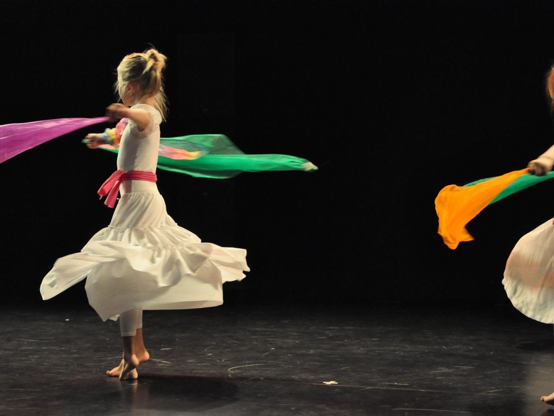 Tanzaufführung - Mädchen in Drehung Tanzaufführung - Mädchen in Drehung