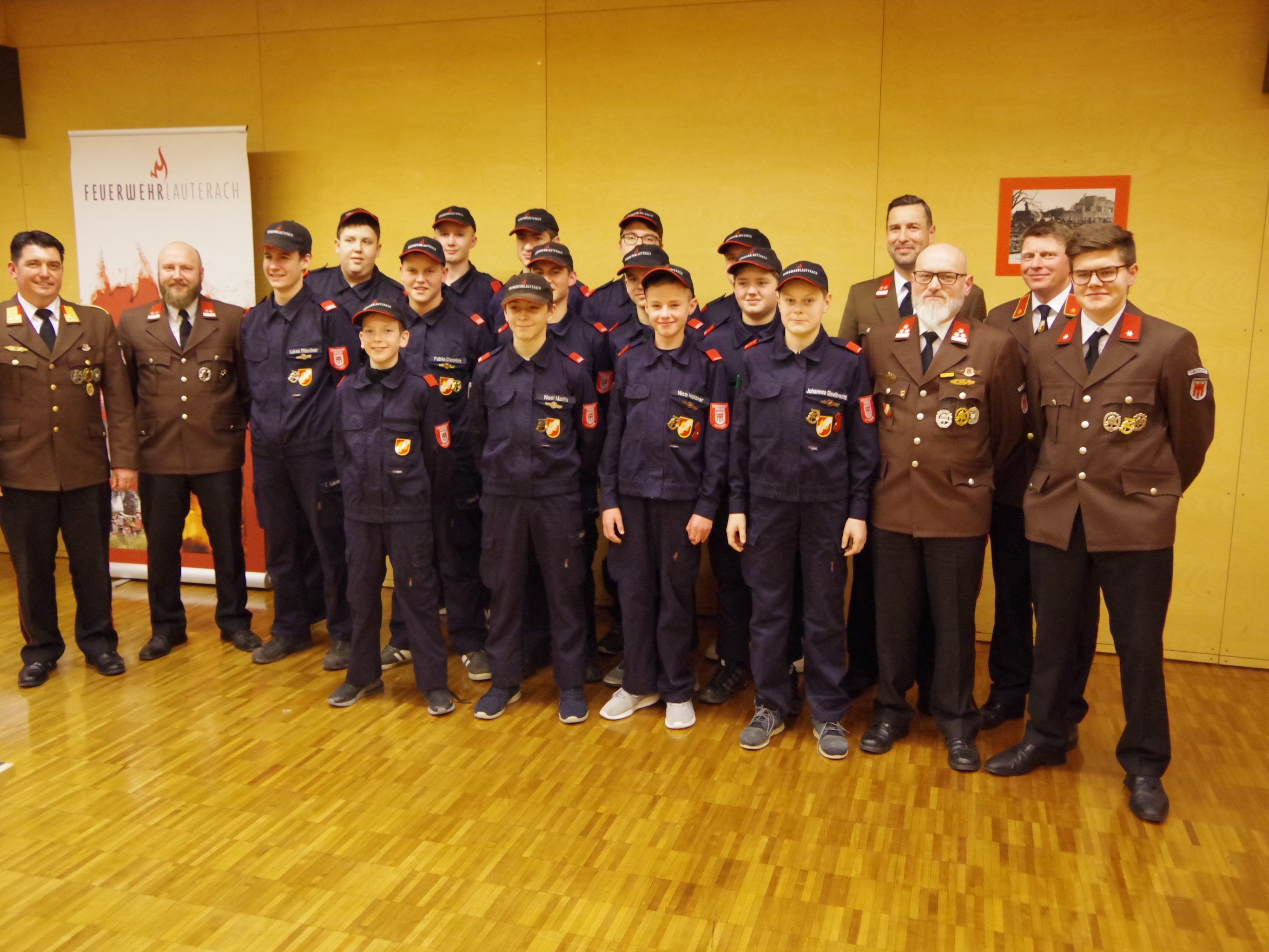 Die Feuerwehrjugend Lauterach mit Betreuern und Ehrengästen Die Feuerwehrjugend Lauterach mit Betreuern und Ehrengästen