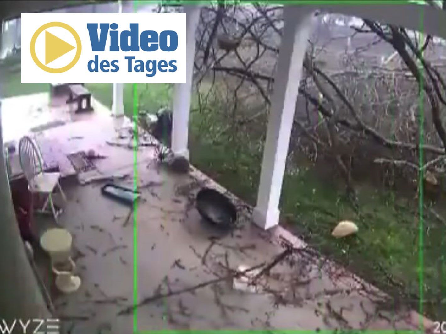 Möbel fliegen durch die Gegend und Bäume werden entwurzelt. Möbel fliegen durch die Gegend und Bäume werden entwurzelt.