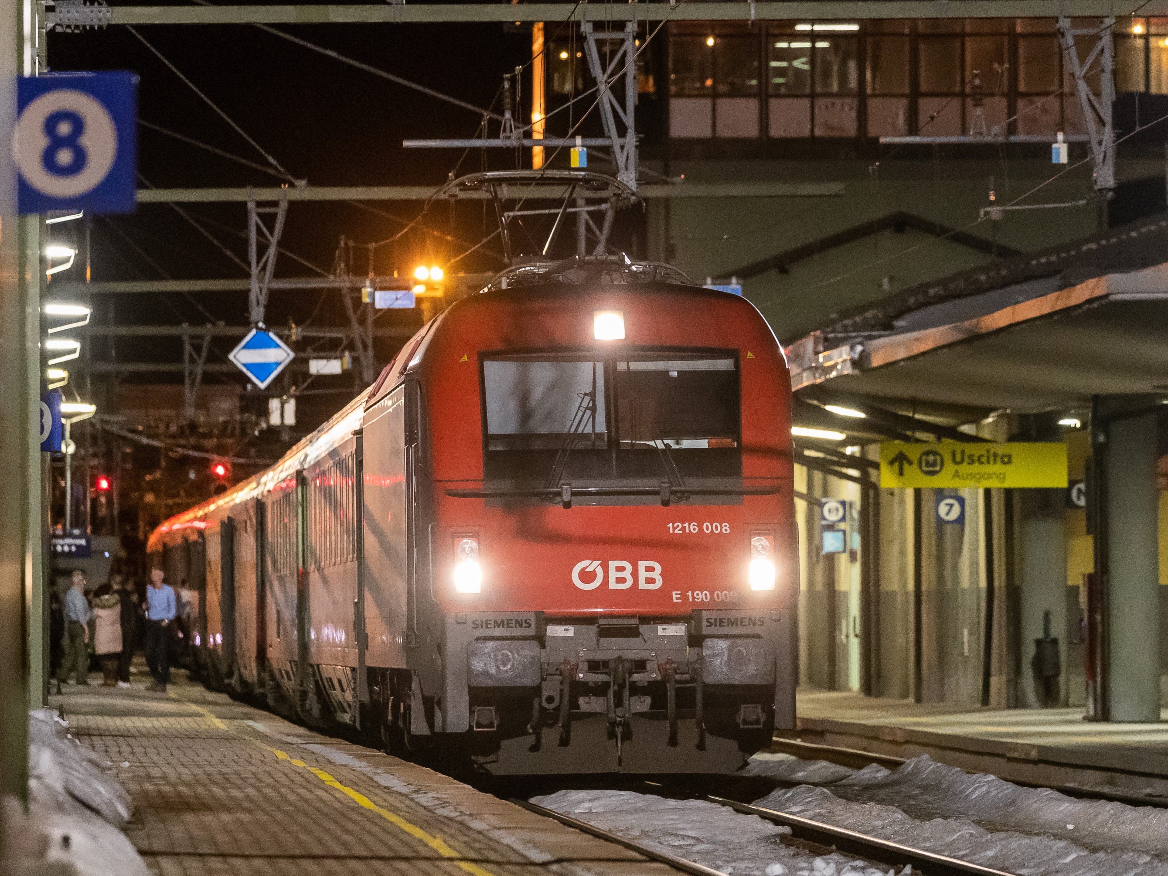 Die Bahn zwischen Italien und Österreich fährt wieder. Die Bahn zwischen Italien und Österreich fährt wieder.
