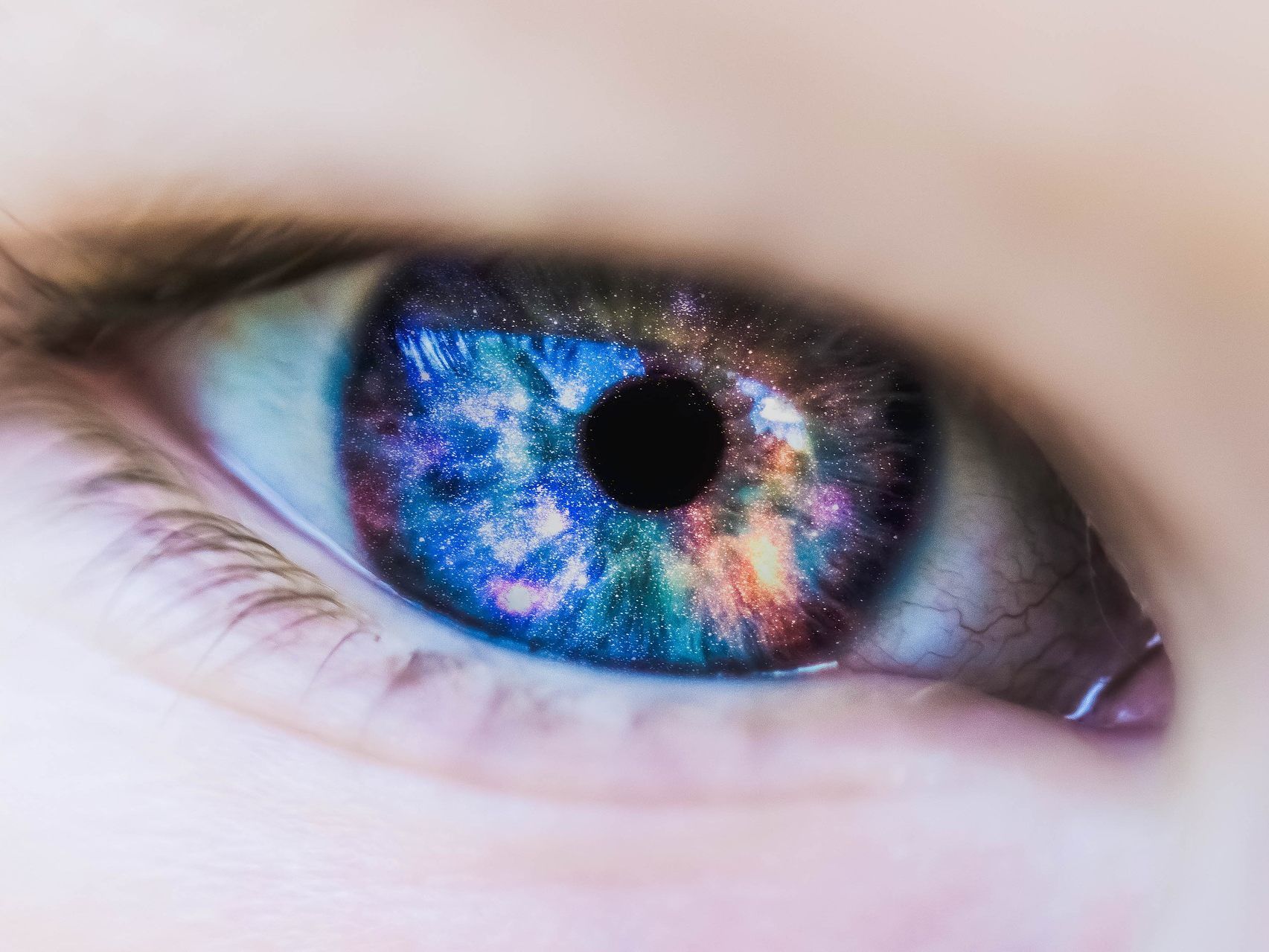 Bunte Kontaktlinsen aus dem Internet sind ein Hingucker - aber für die Augen oftmals nicht ungefährlich Bunte Kontaktlinsen aus dem Internet sind ein Hingucker - aber für die Augen oftmals nicht ungefährlich