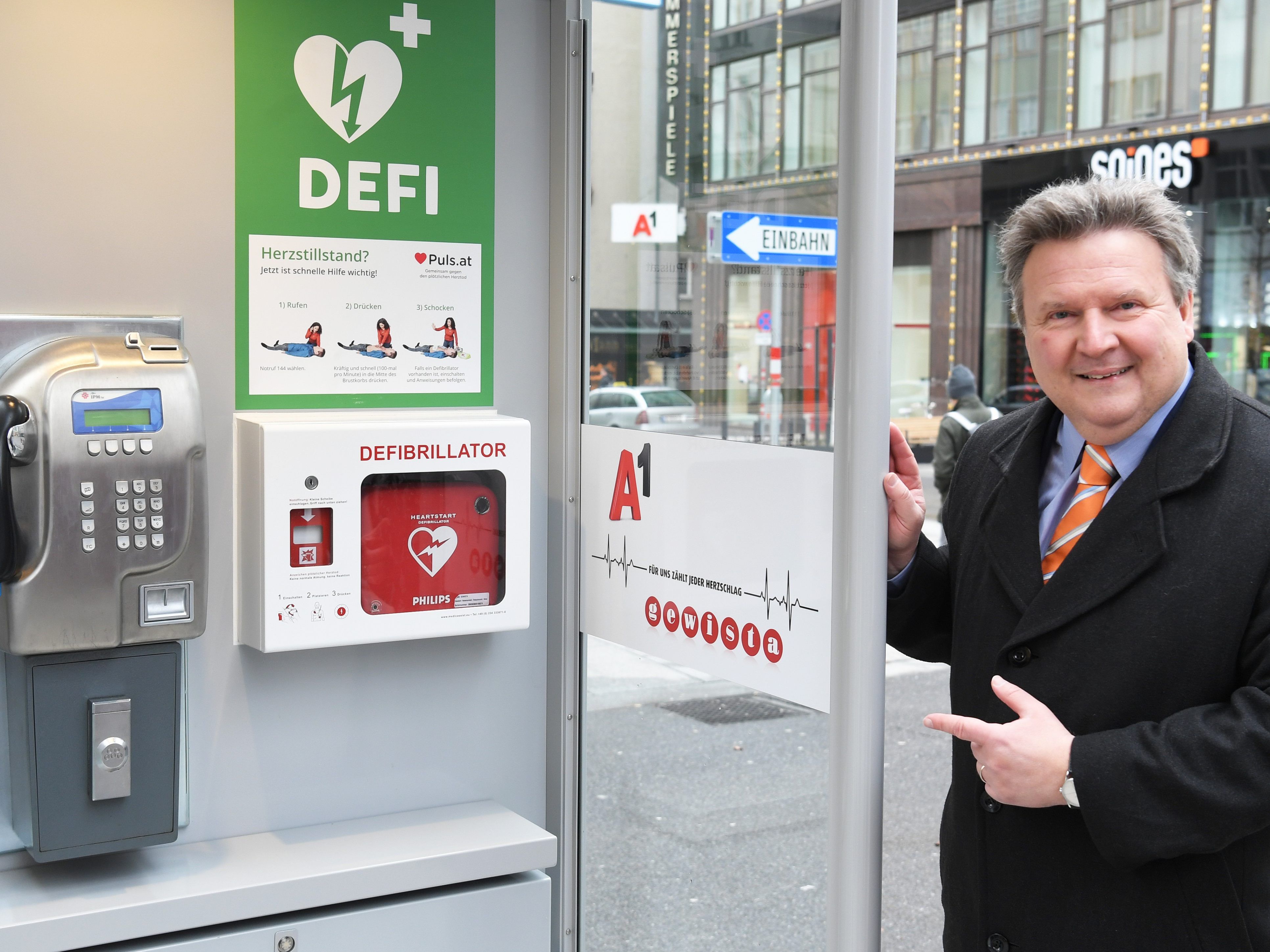 Bürgermeister Michael Ludwig stellte die erste Telefonzelle mit Defibrillator vor. Bürgermeister Michael Ludwig stellte die erste Telefonzelle mit Defibrillator vor.