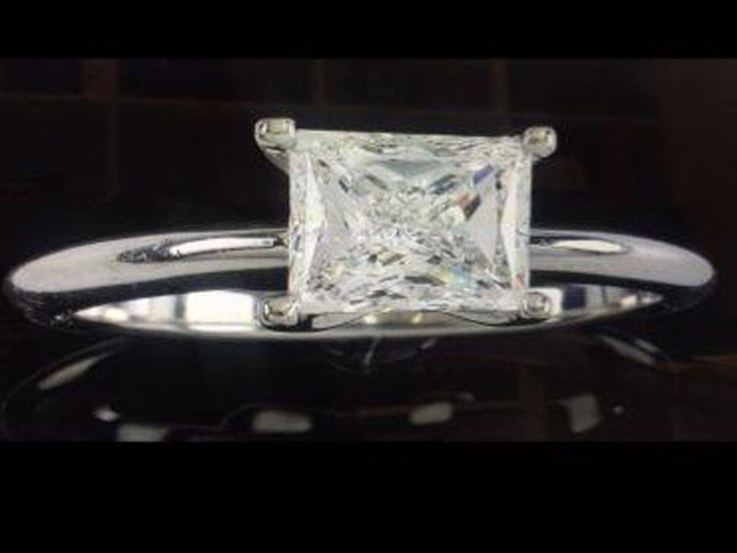 Das Bundeskriminalamt sucht nach diesem in Wien entwendeten Diamantring. Das Bundeskriminalamt sucht nach diesem in Wien entwendeten Diamantring.