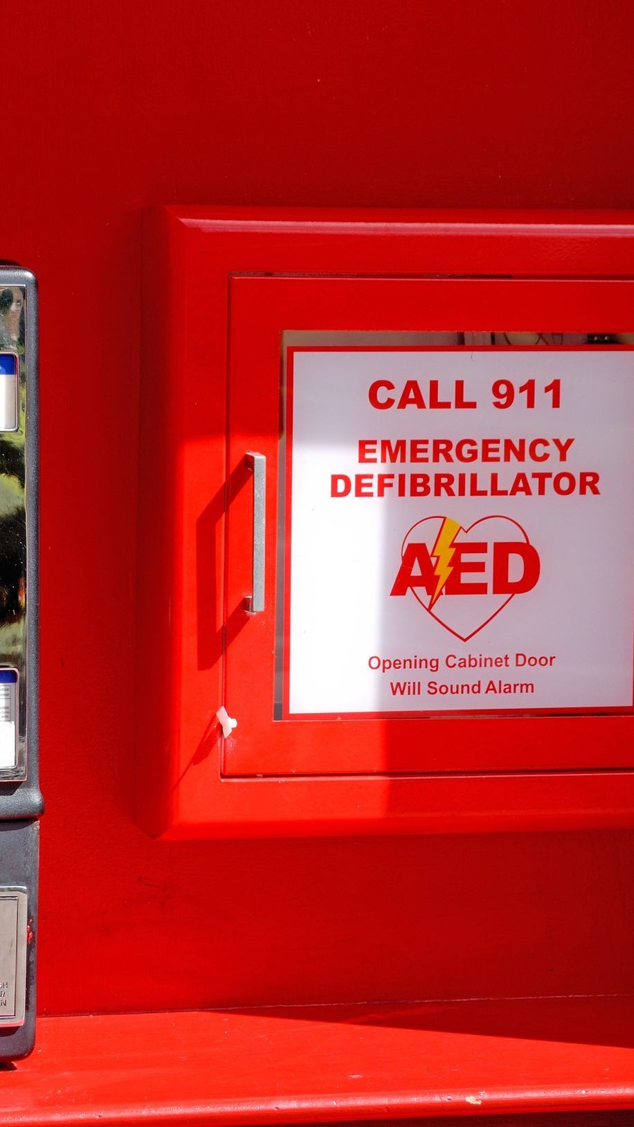 Telefonzellen mit Defibrillatoren gibt es im englischsprachigen Raum schon länger