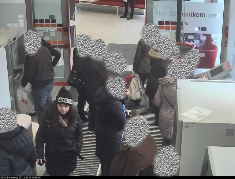 Die Frau trug beim Geldabheben eine auffällige Mütze. Die Frau trug beim Geldabheben eine auffällige Mütze.