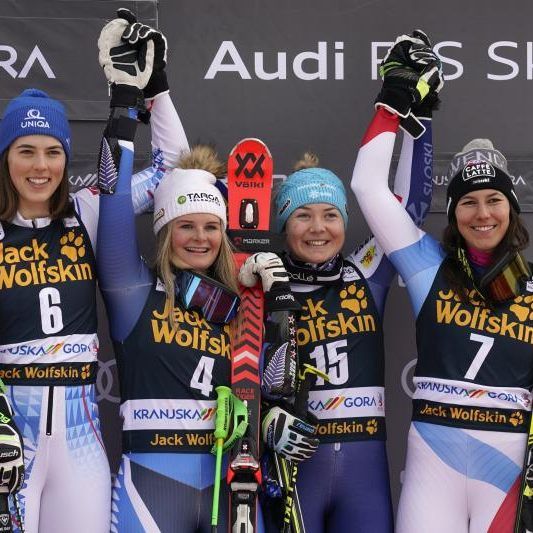 Vier Läuferinnen auf dem Podest