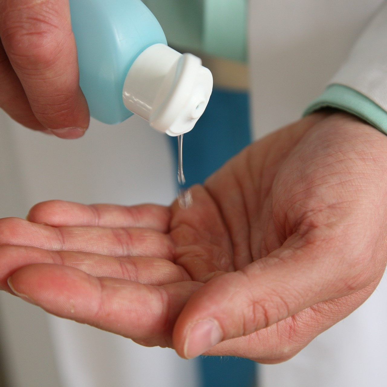 Heimische Apotheken fertigen Desinfektionsmittel nun selbst an.