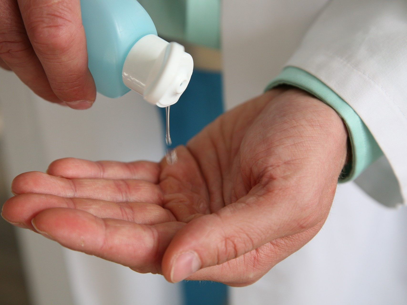 Heimische Apotheken fertigen Desinfektionsmittel nun selbst an. Heimische Apotheken fertigen Desinfektionsmittel nun selbst an.