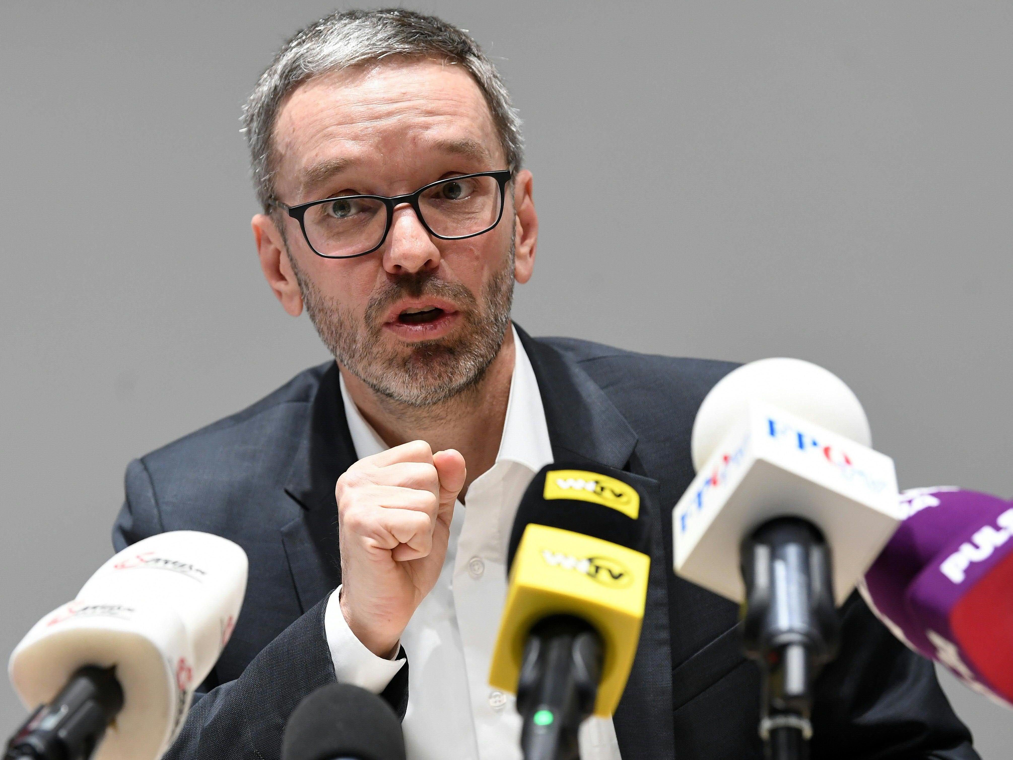 Herbert Kickl kritisiert das Management der Corona-Fälle. Herbert Kickl kritisiert das Management der Corona-Fälle.