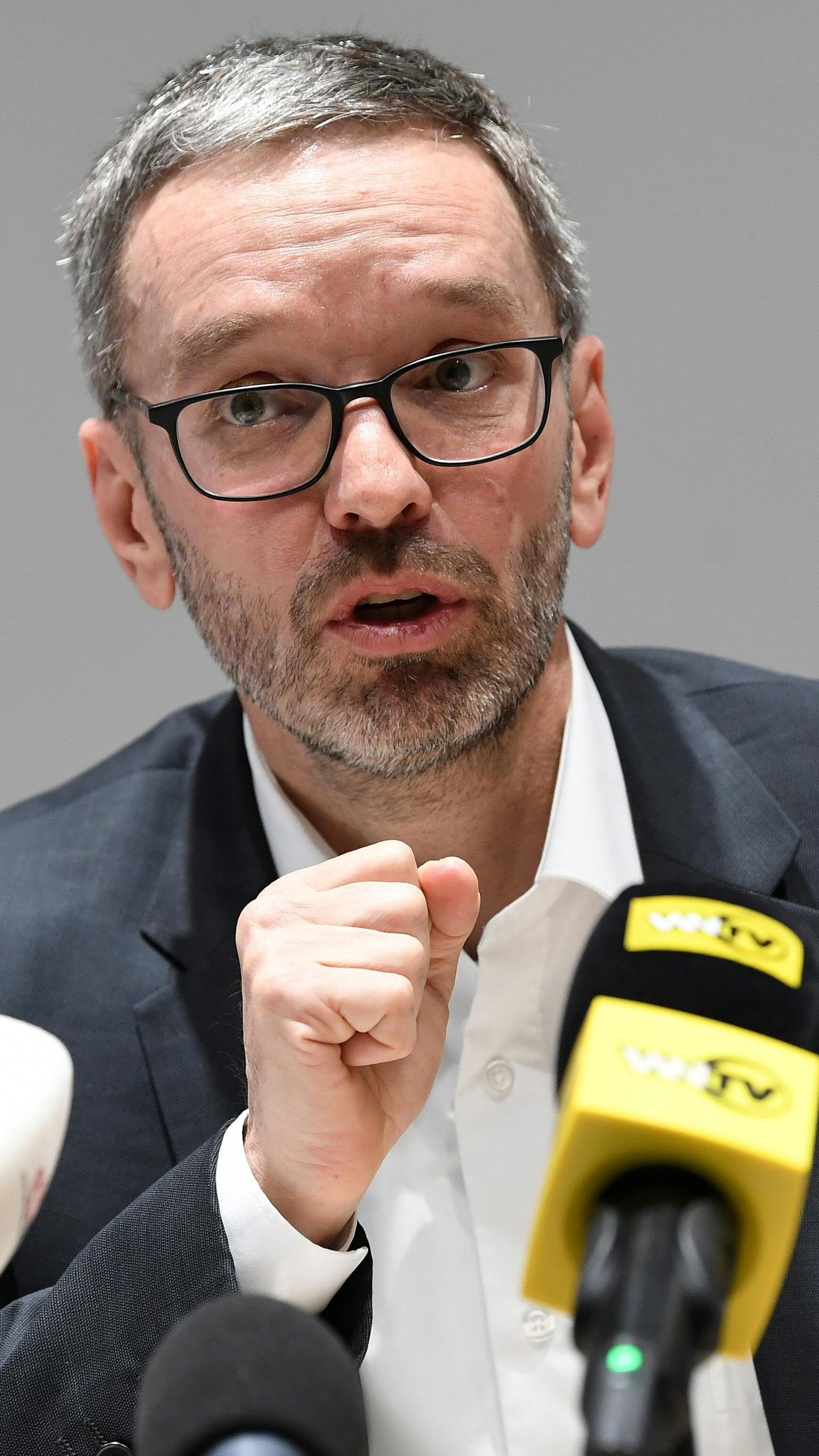 Herbert Kickl kritisiert das Management der Corona-Fälle.