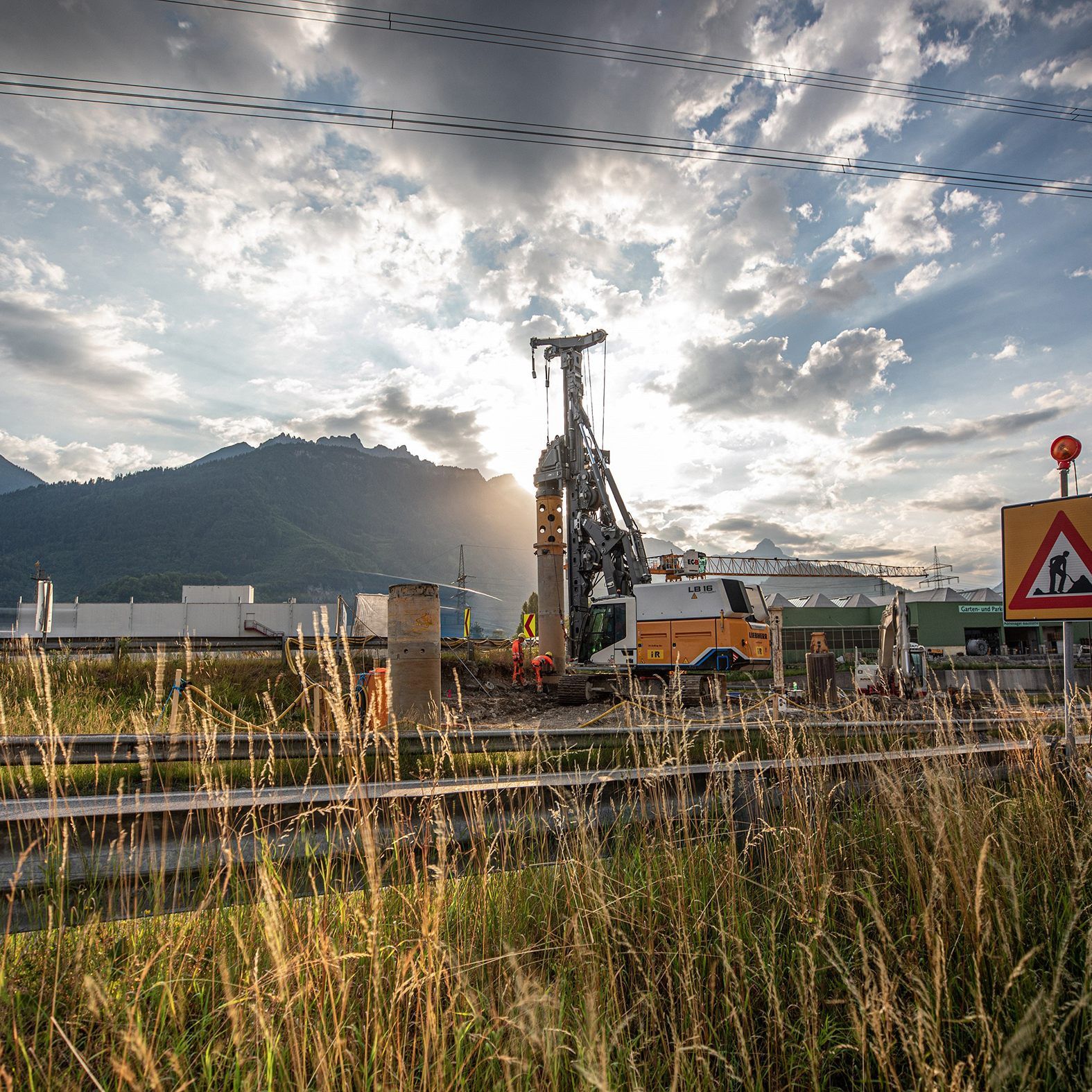 Liebherr Nenzing ist auf die Entwicklung, die Produktion und den Vertrieb von Baumaschinen spezialisiert.