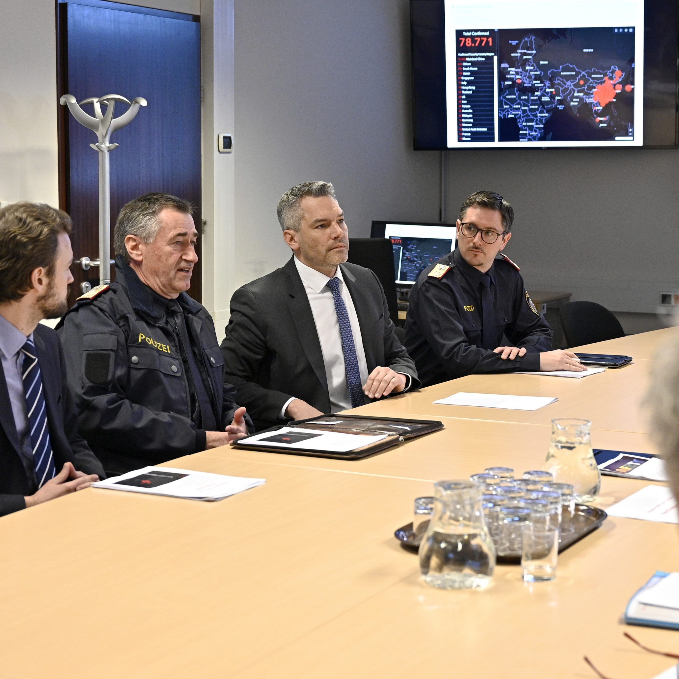 Laut Nehammer herrscht für Österreich kein Grund zur Panik.