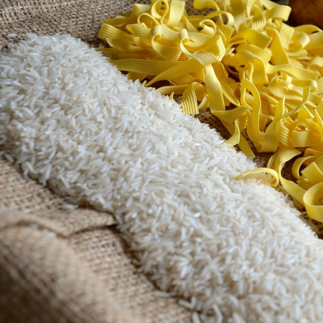 Unter anderem bei Reis und Nudeln bemerken die Supermärkte derzeit eine verstärkte Nachfrage.