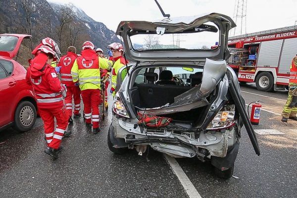 Drei Fahrzeuge kollidieren - mehrere Verletzte