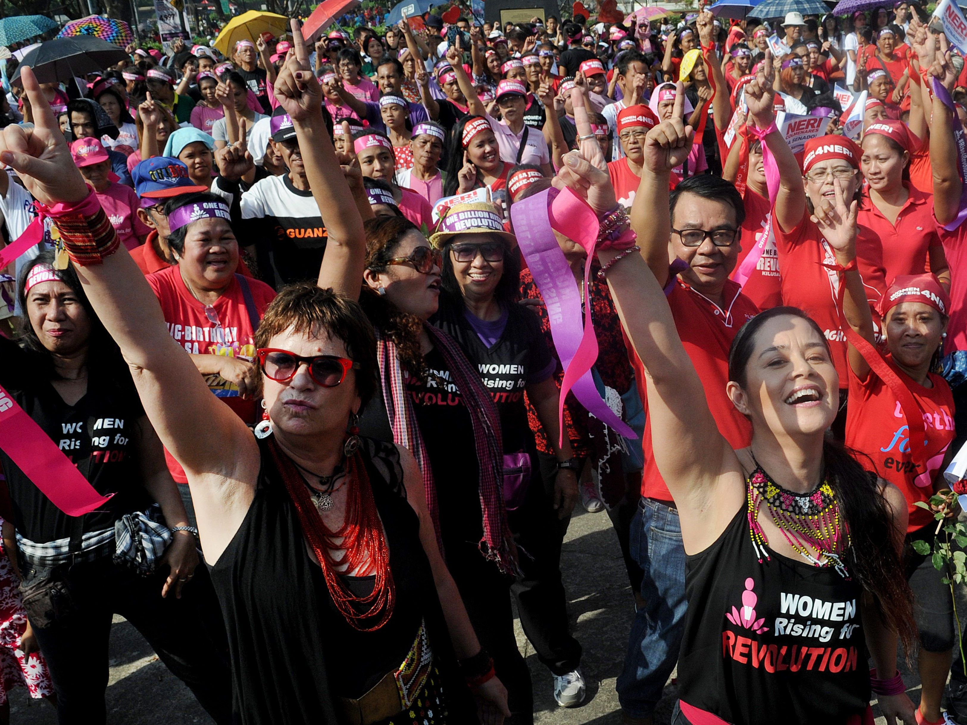 Auf der ganzen Welt finden am Freitag "One Billion Rising"-Aktionen statt. Auf der ganzen Welt finden am Freitag "One Billion Rising"-Aktionen statt.