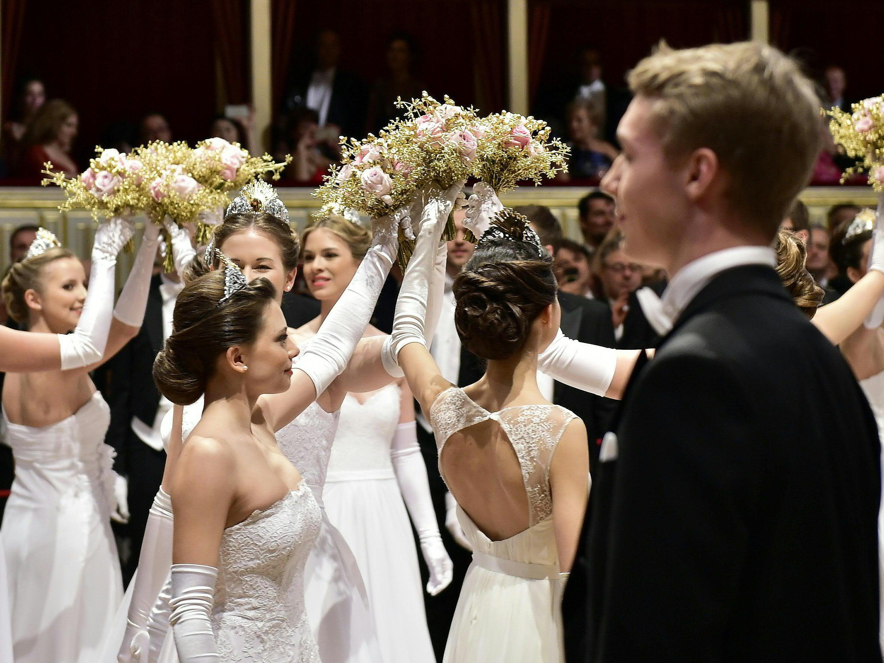 Auch als gleichgeschlechtliches Paar ist man dem Dresscode des Opernballes unterlegen. Auch als gleichgeschlechtliches Paar ist man dem Dresscode des Opernballes unterlegen.