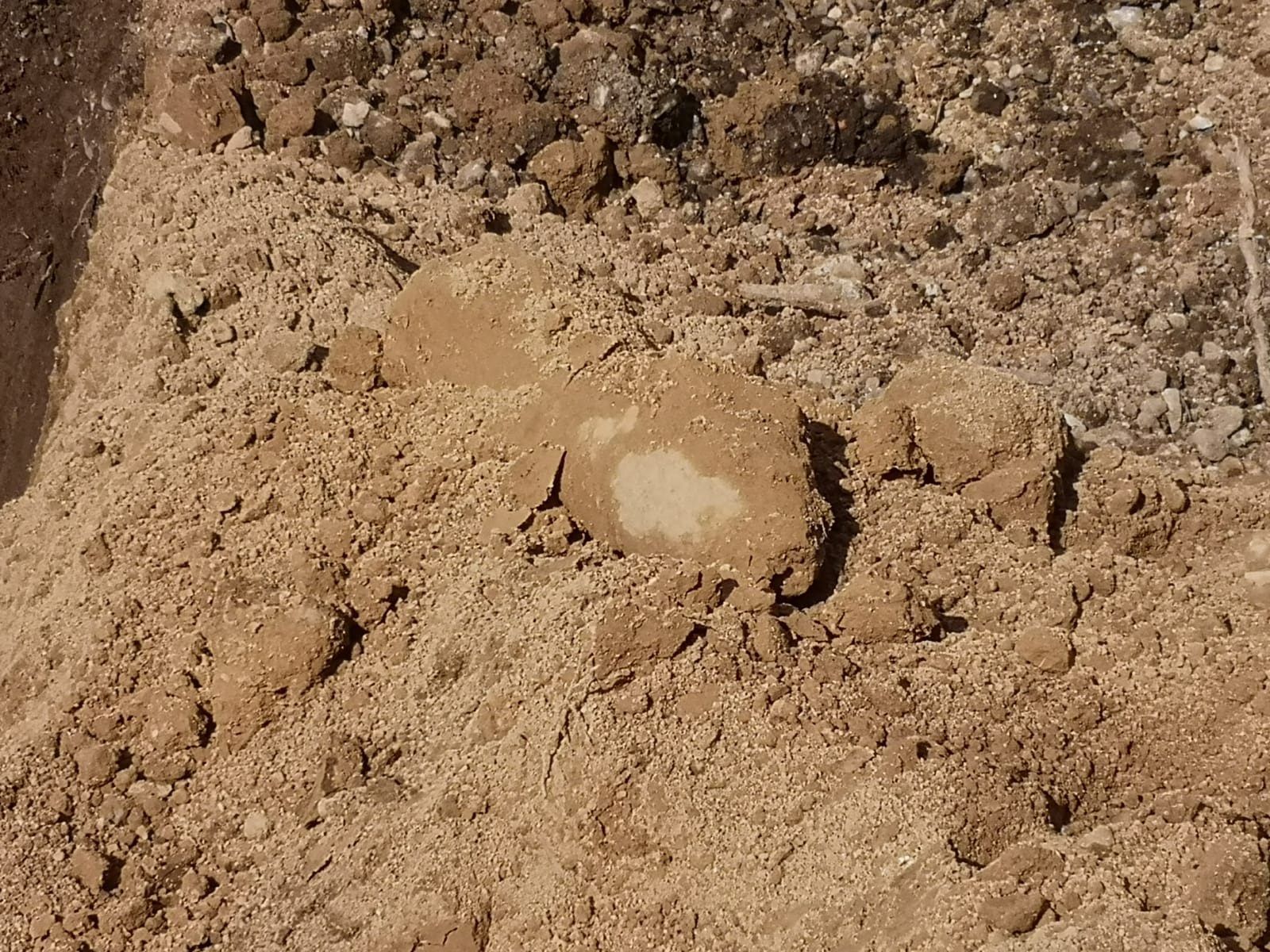 Die Panzergranate wurde bei Baggerarbeiten freigelegt. Die Panzergranate wurde bei Baggerarbeiten freigelegt.