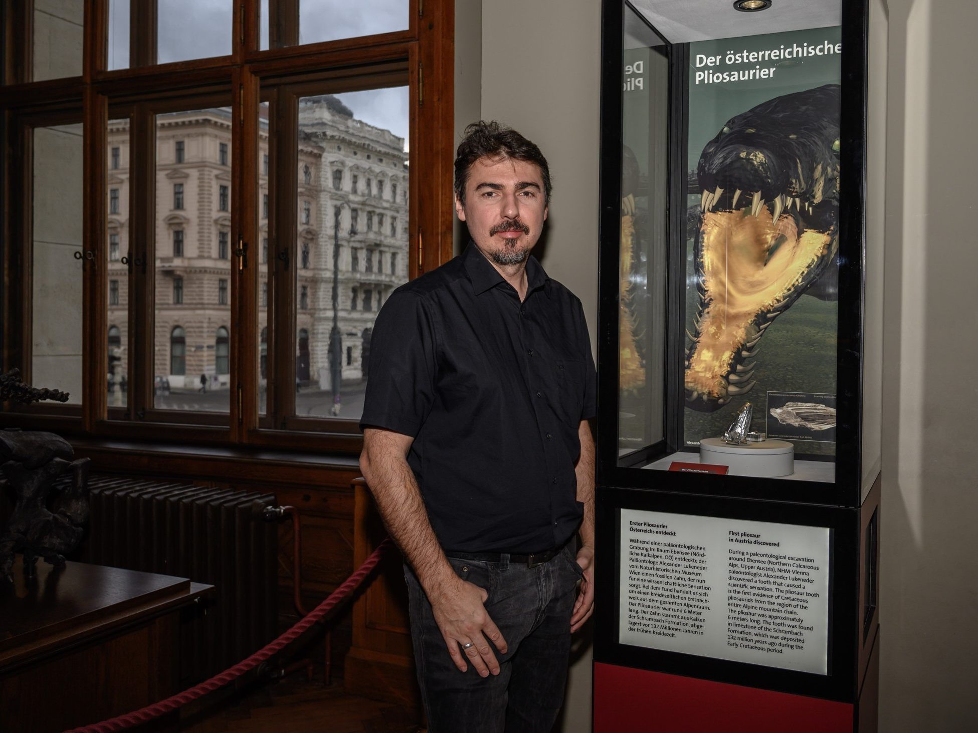 Der Pliosaurier-Zahn mit seinem Finder Alexander Lukeneder. Der Pliosaurier-Zahn mit seinem Finder Alexander Lukeneder.