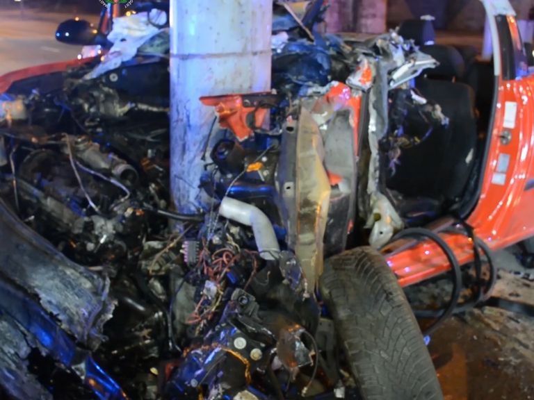 Auto wickelte sich regelrecht um die Ampelsäule Auto wickelte sich regelrecht um die Ampelsäule