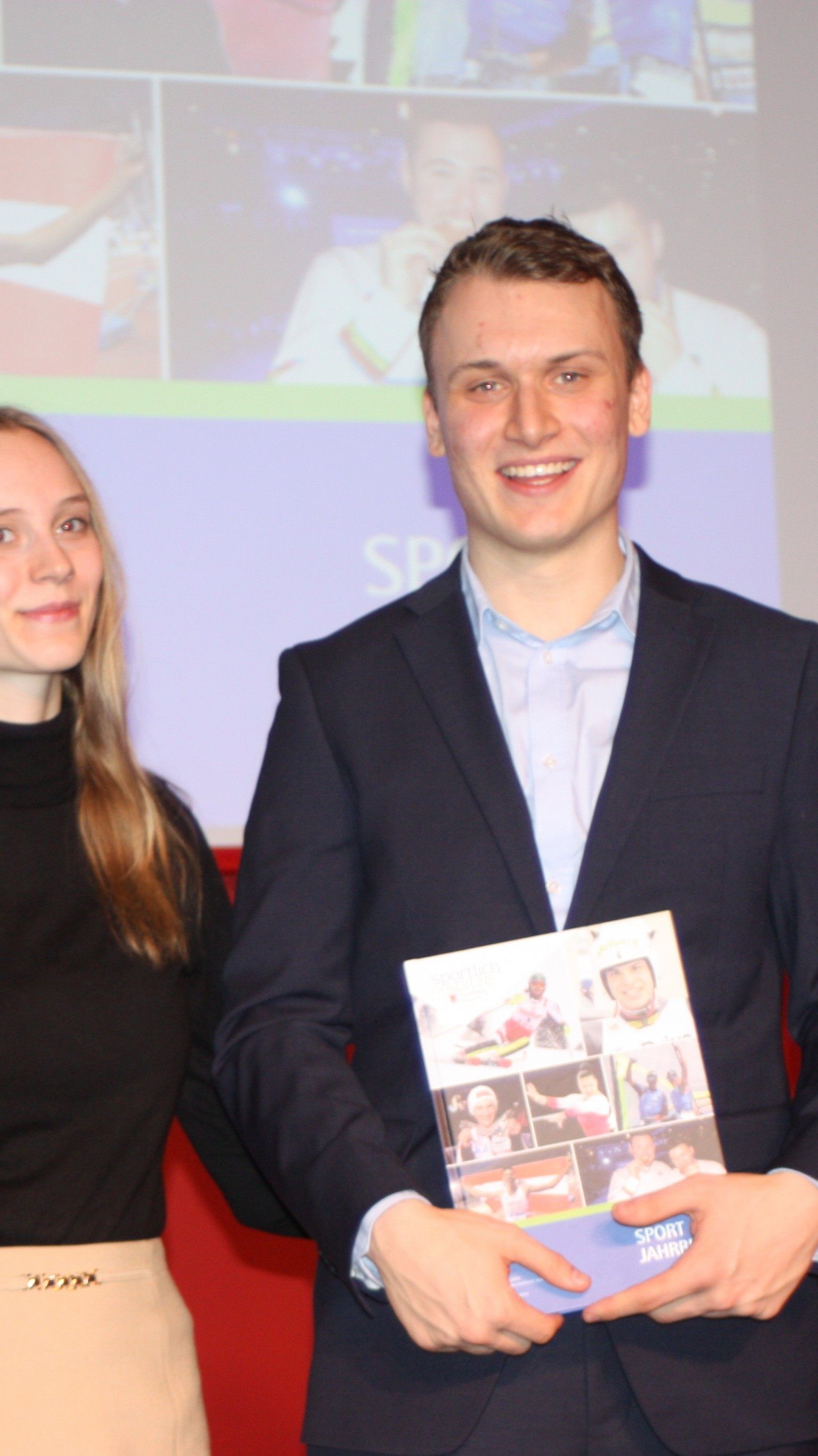 Autor Edwin Rosenberger mit LH Markus Wallner und Sport LR Martina Rüscher beim Sportjahrbuch präsentieren