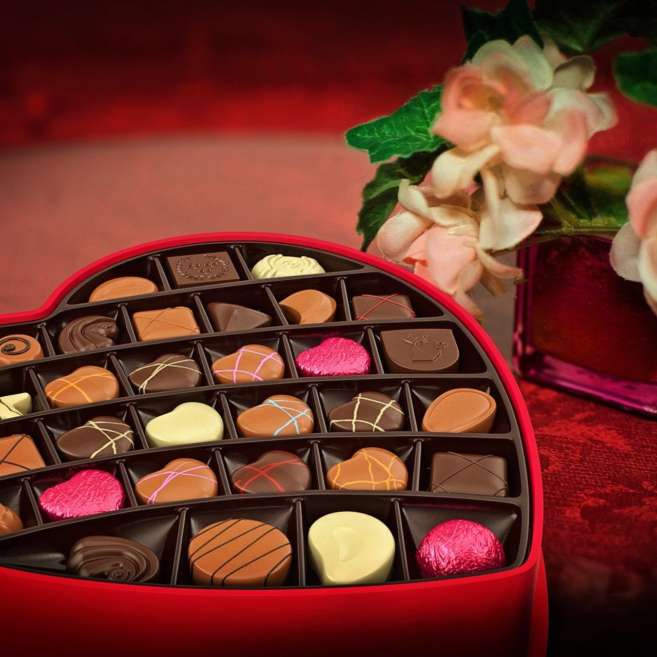 Zum Valentinstag werden besonders gern Blumen und Süßes verschenkt