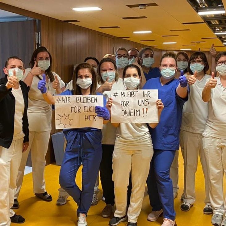 Krankenhausmitarbeiter mit eindringlicher Botschaft