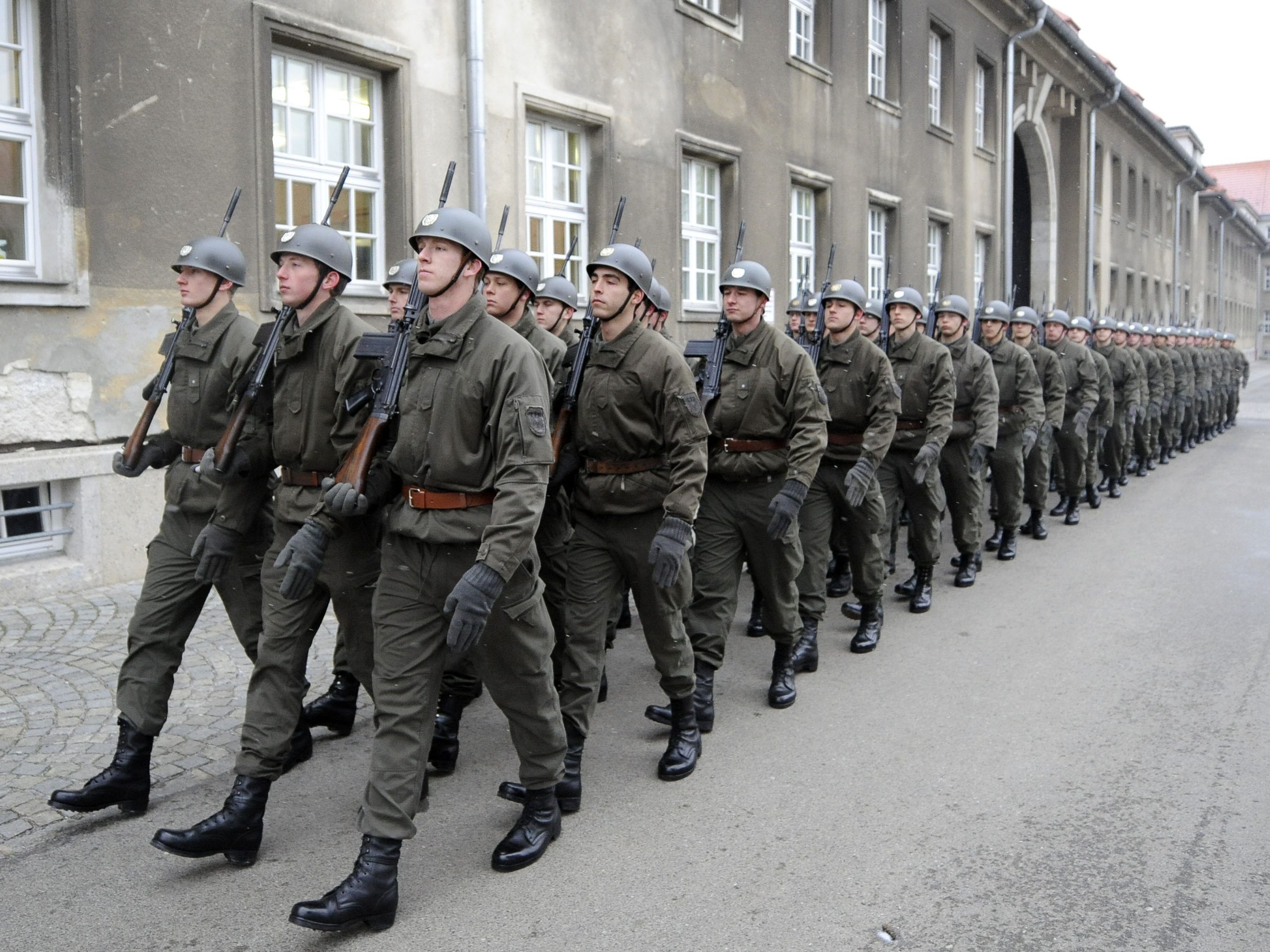 Alle 223 Soldaten müssen vorerst in der Kaserne bleiben. Alle 223 Soldaten müssen vorerst in der Kaserne bleiben.