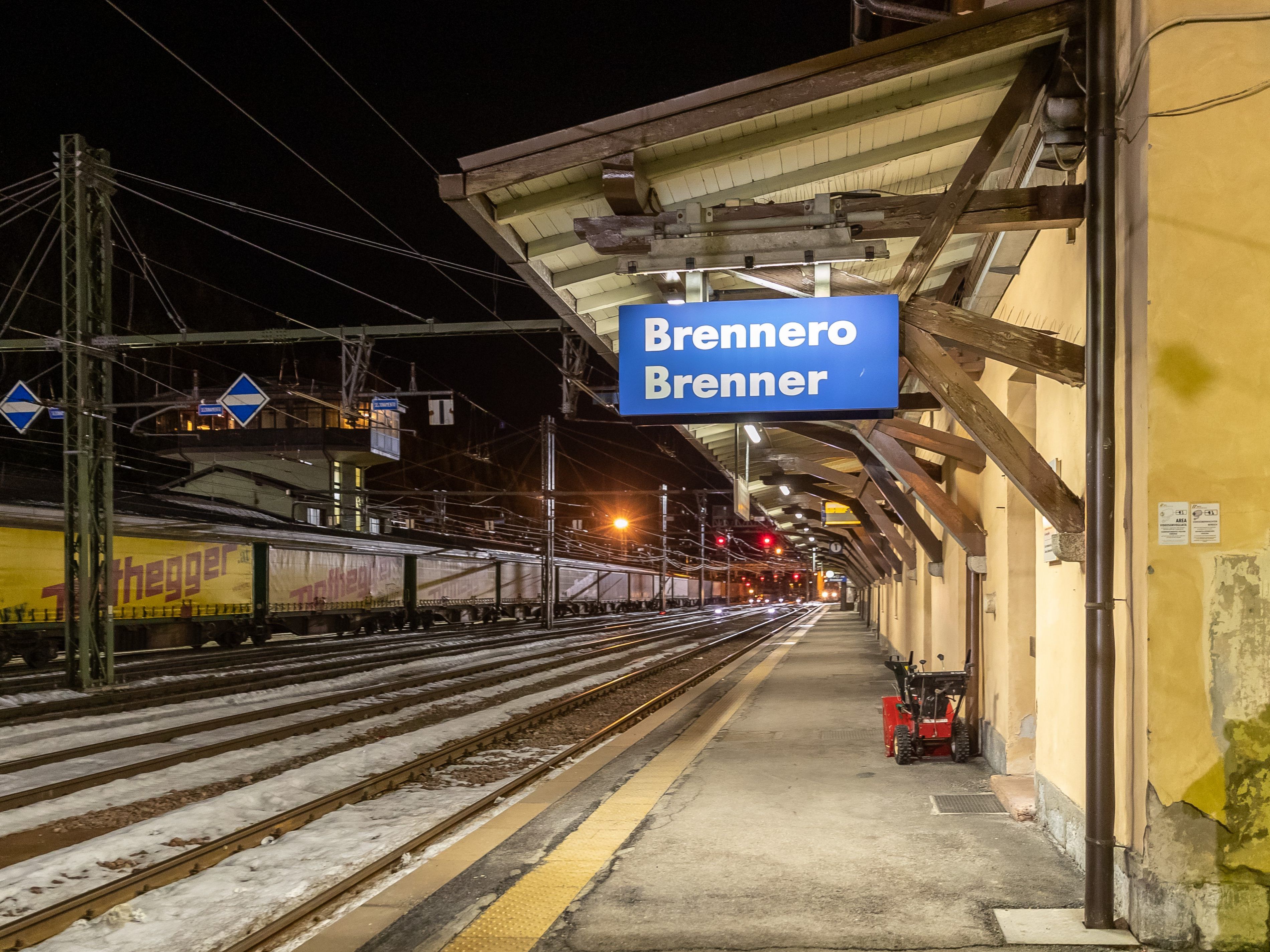Der Personenzugverkehr von und nach Italien wurde komplett eingestellt. Der Personenzugverkehr von und nach Italien wurde komplett eingestellt.