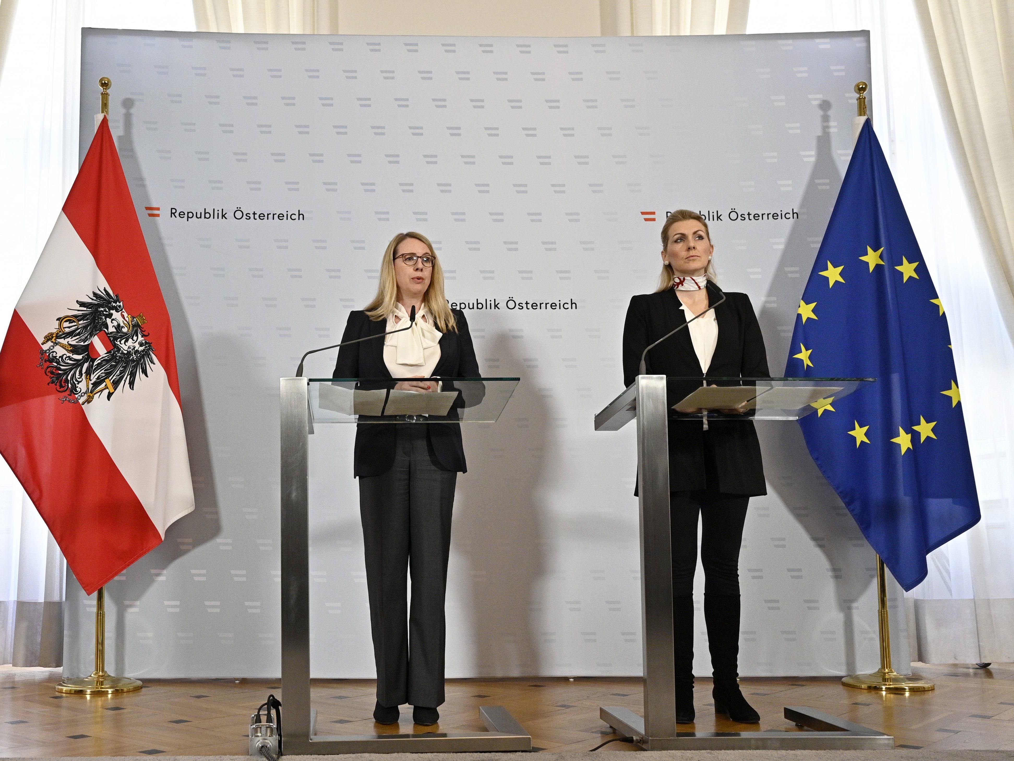 Schramböck und Aschbacher waren um Beruhigung bemüht.