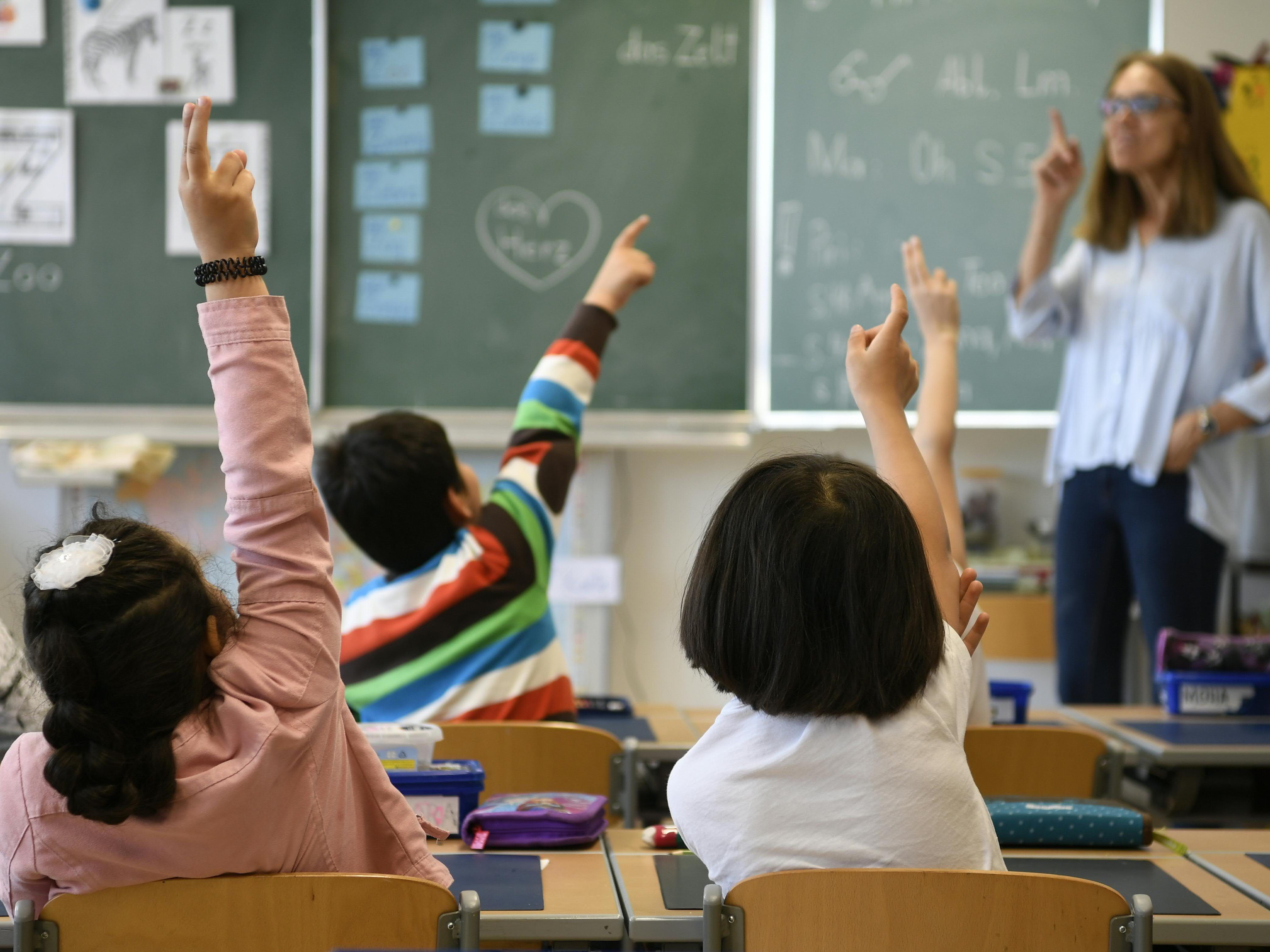 Der Schulbetrieb wird fortgeführt, die Mädchen bleiben zuhause. Der Schulbetrieb wird fortgeführt, die Mädchen bleiben zuhause.