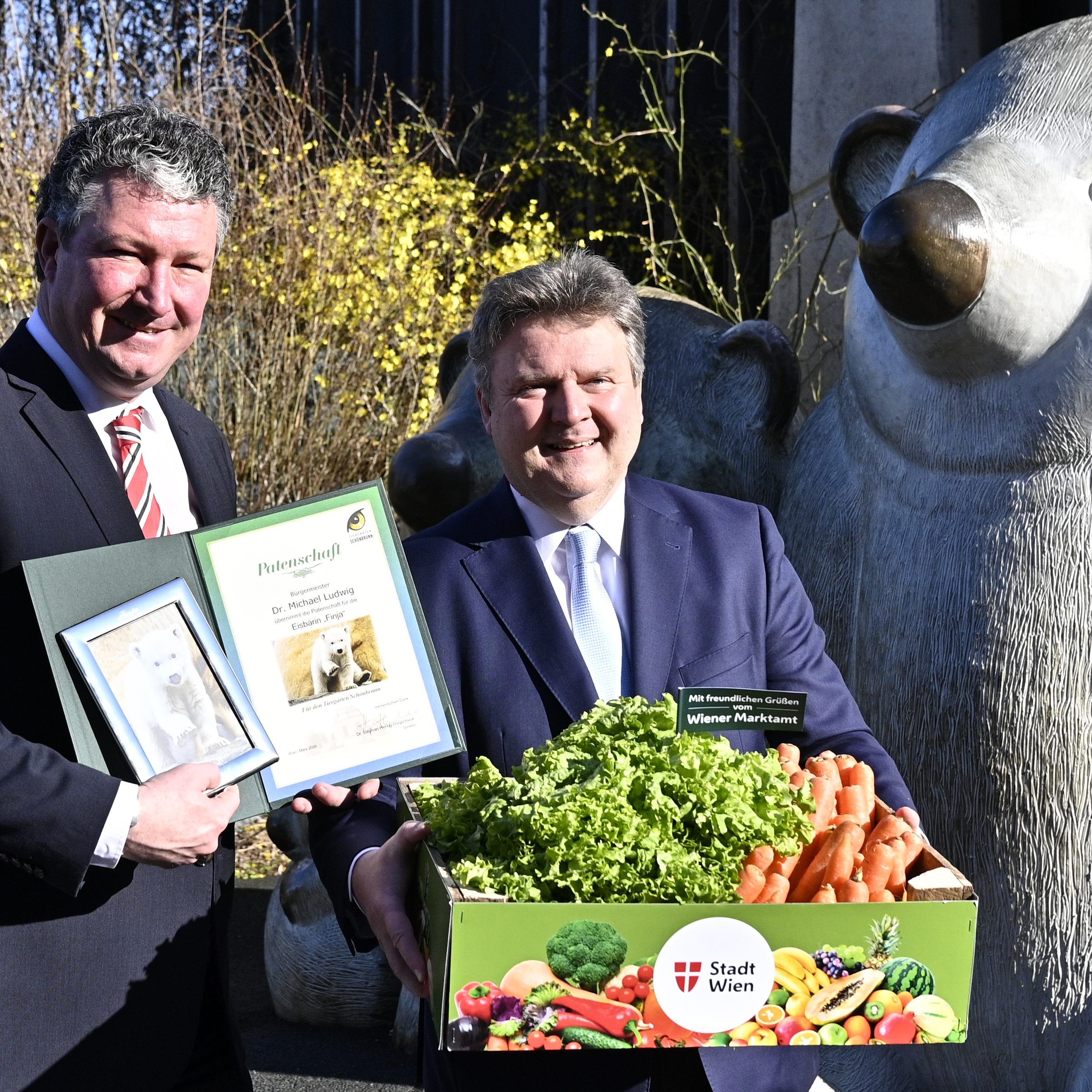 Bürgermeister Michael Ludwig (R) und Tiergartendirektor Stephan Hering-Hagenbeck anlässlich der Patenschaft für Eisbären-Mädchen Finja
