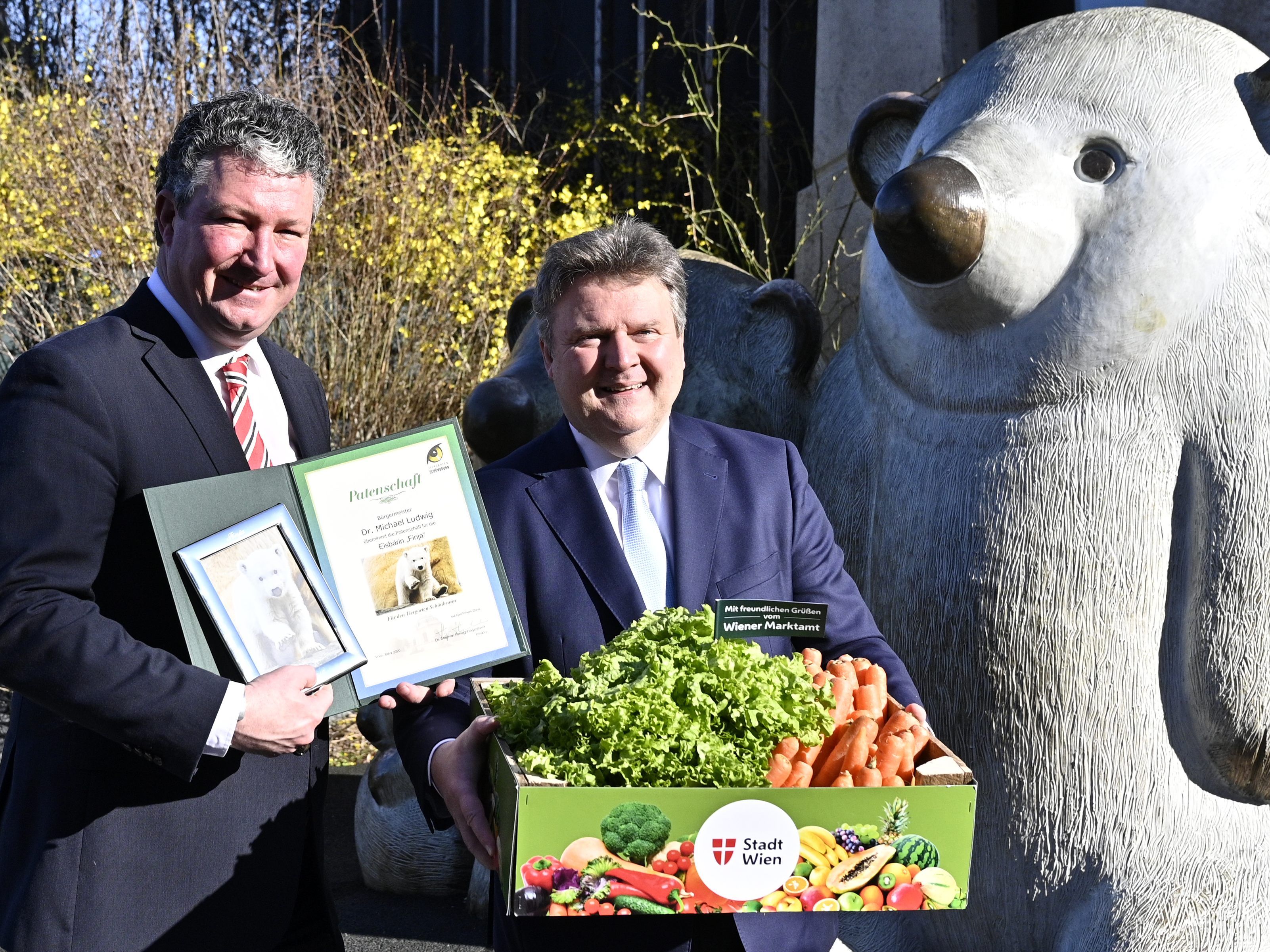 Bürgermeister Michael Ludwig (R) und Tiergartendirektor Stephan Hering-Hagenbeck anlässlich der Patenschaft für Eisbären-Mädchen Finja Bürgermeister Michael Ludwig (R) und Tiergartendirektor Stephan Hering-Hagenbeck anlässlich der Patenschaft für Eisbären-Mädchen Finja