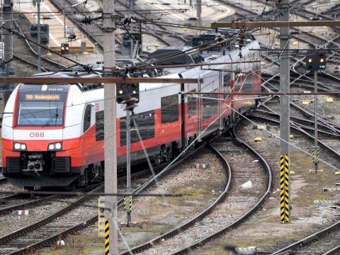Die S-Bahnen und Regionalzüge im VOR fahren ab sofort nach dem Sonntagsfahrplan. Die S-Bahnen und Regionalzüge im VOR fahren ab sofort nach dem Sonntagsfahrplan.
