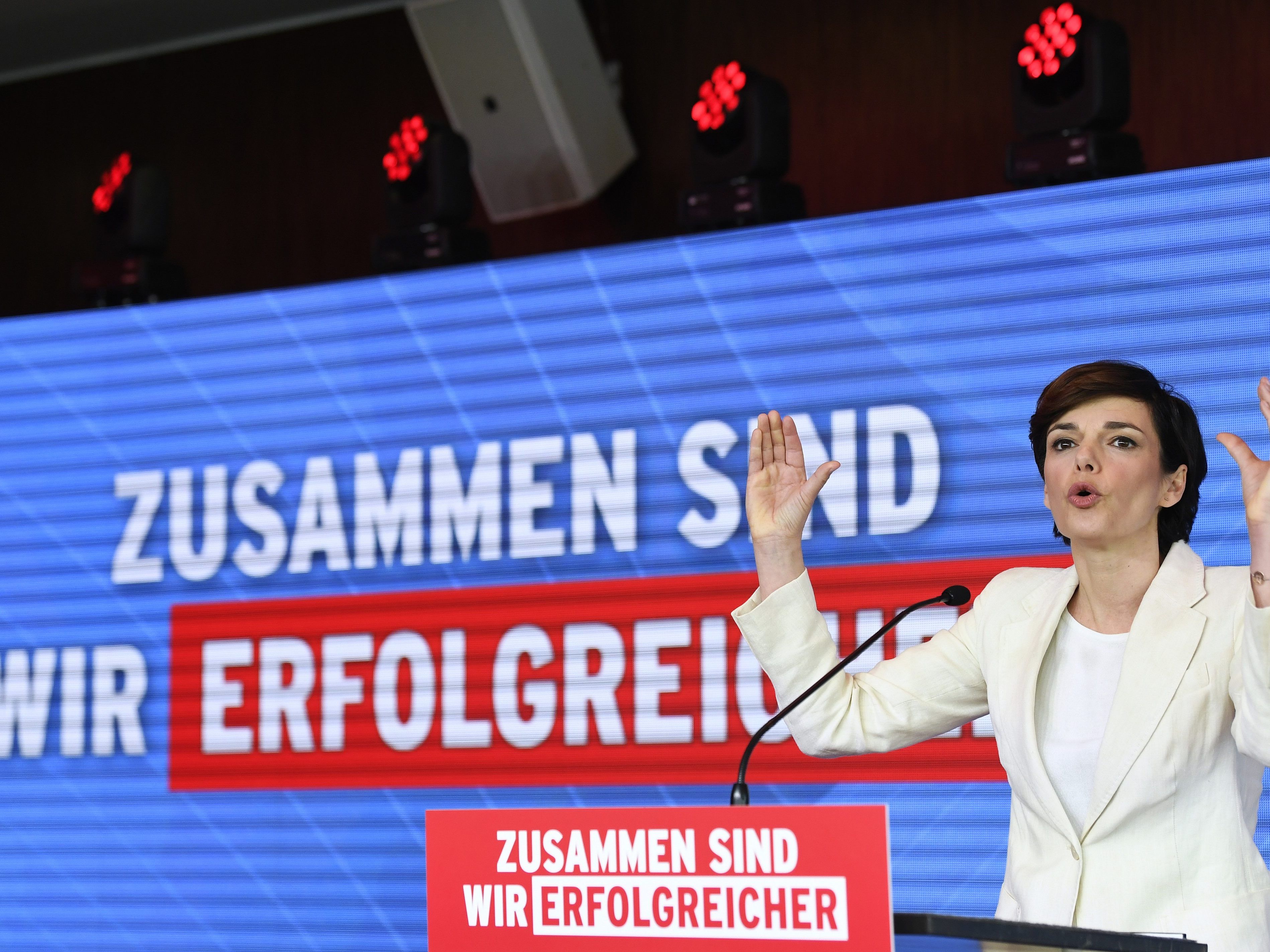 Rendi-Wagner erklärte den Rathaus-Genossen ihr Motiv für die Vertrauensfrage. Rendi-Wagner erklärte den Rathaus-Genossen ihr Motiv für die Vertrauensfrage.