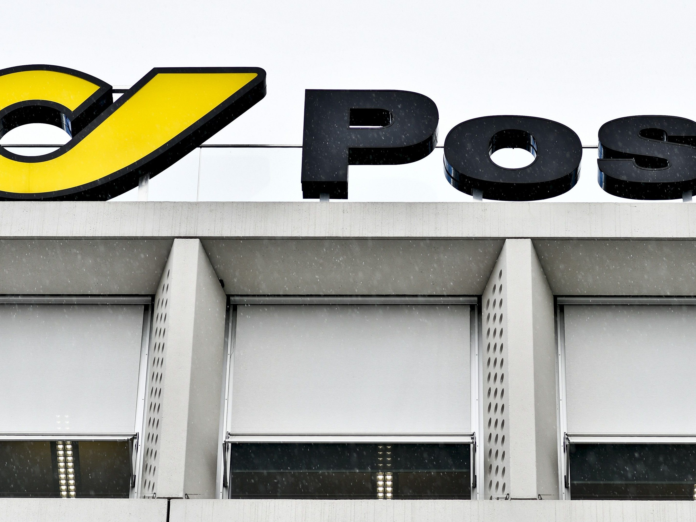 Auch die Post wird Plexiglas-Trennwände installieren. Auch die Post wird Plexiglas-Trennwände installieren.