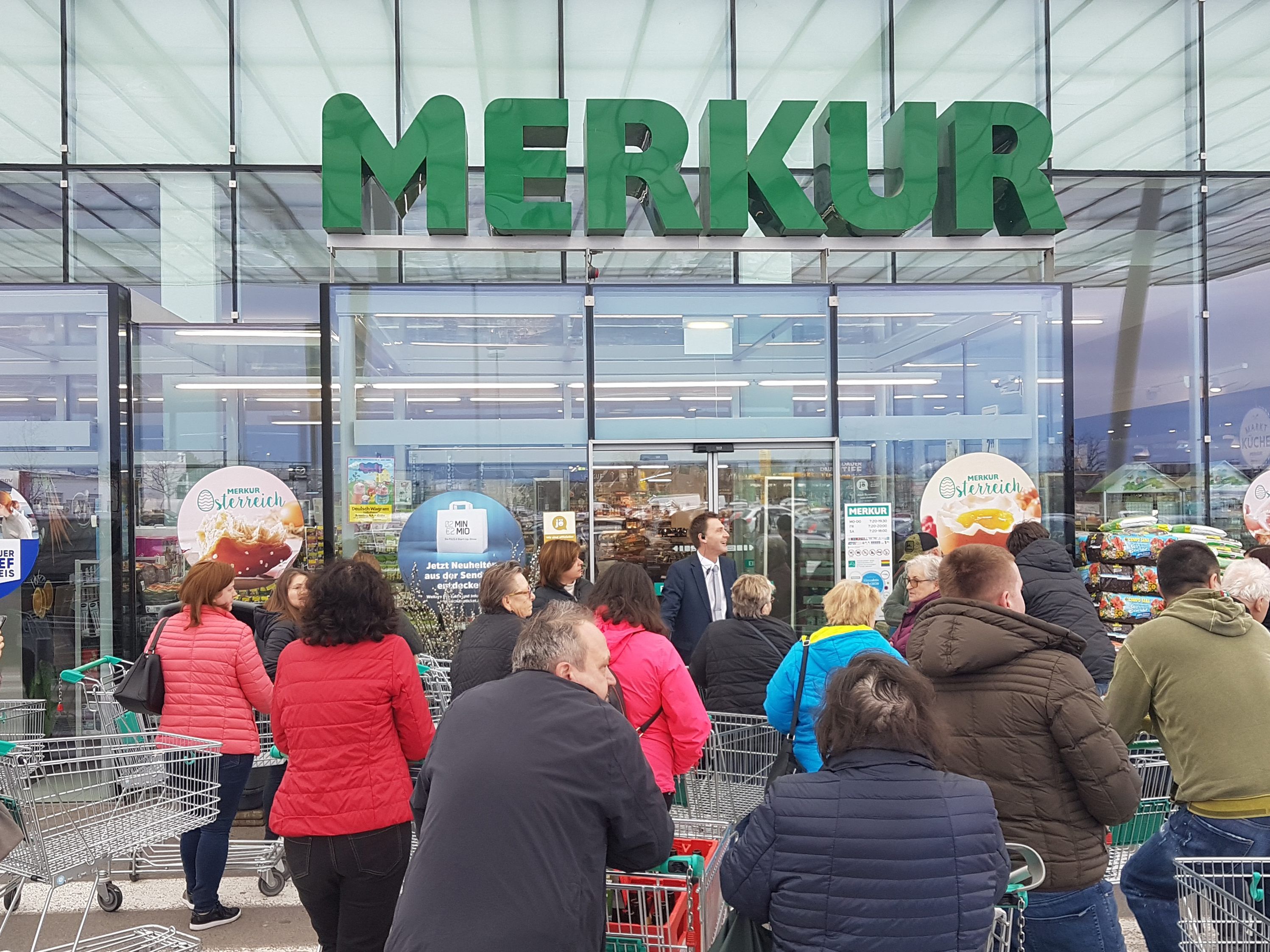 Schlange vor einem Supermarkt in Deutsch-Wagram.