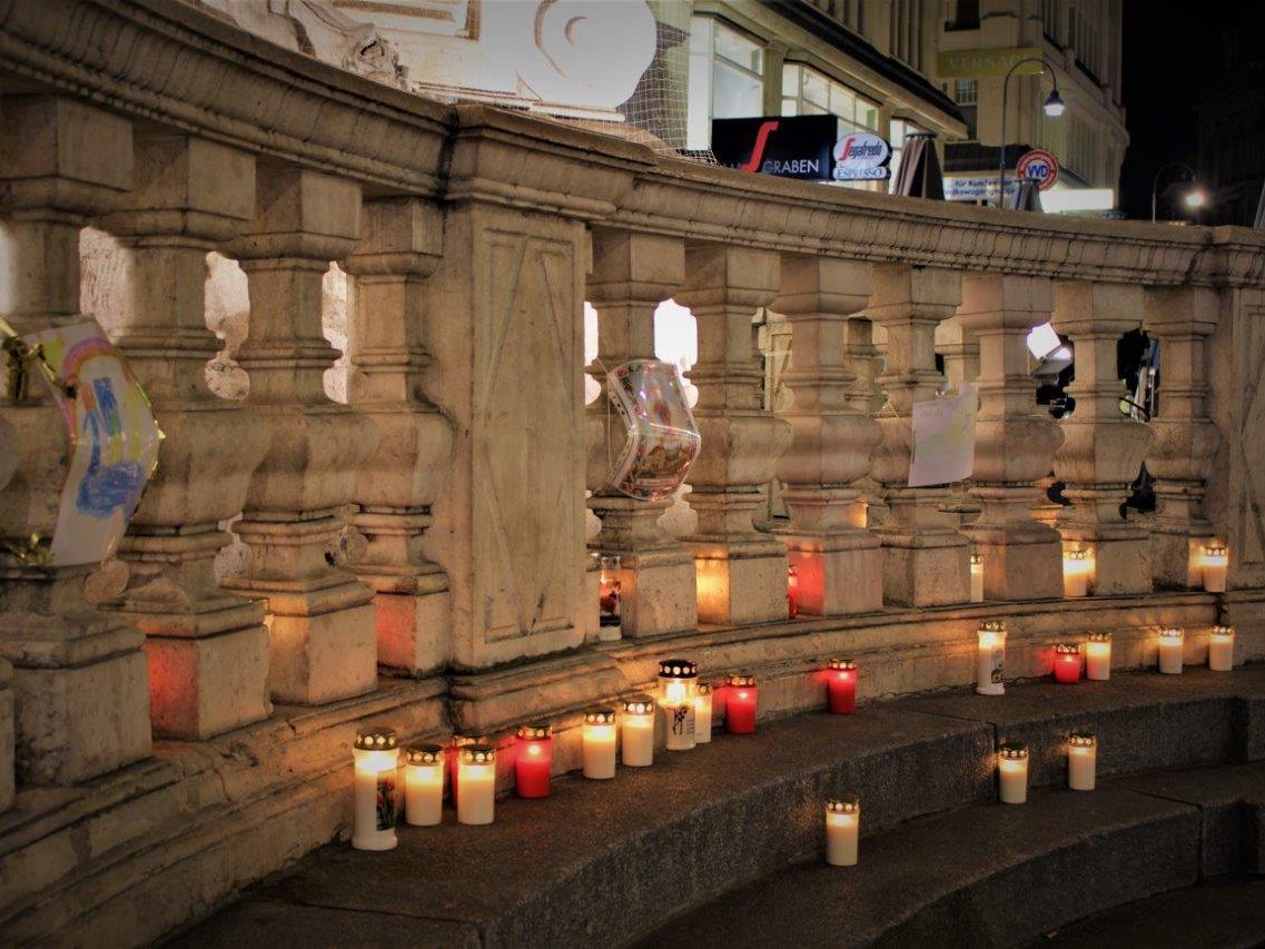 Zeichnungen und Kerzen wurden bei der Pestsäule am Wiener Graben abgestellt.